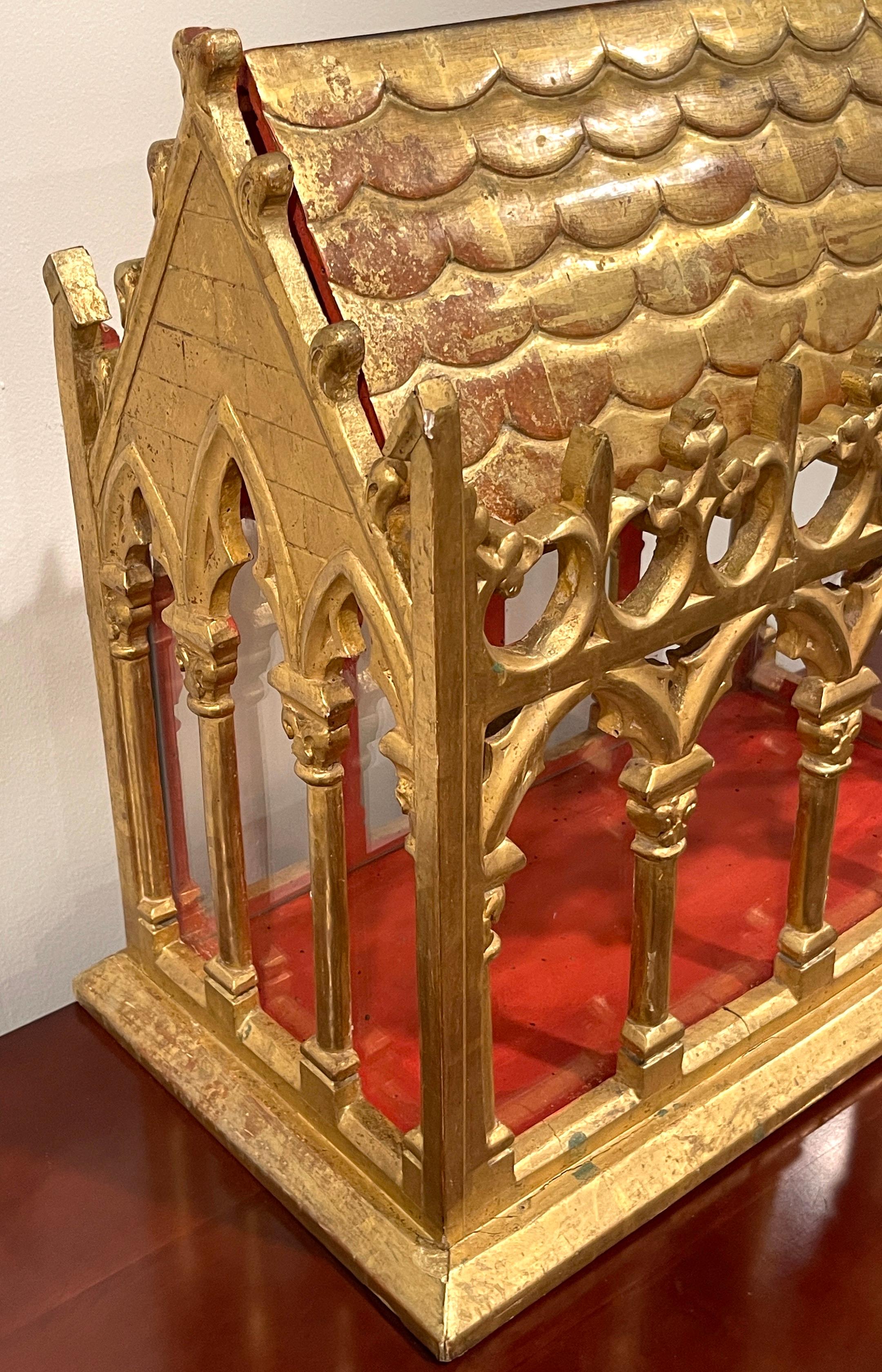 Reliquaire / Vitrine de cathédrale gothique française du 19ème siècle en bois doré et verre  en vente 1