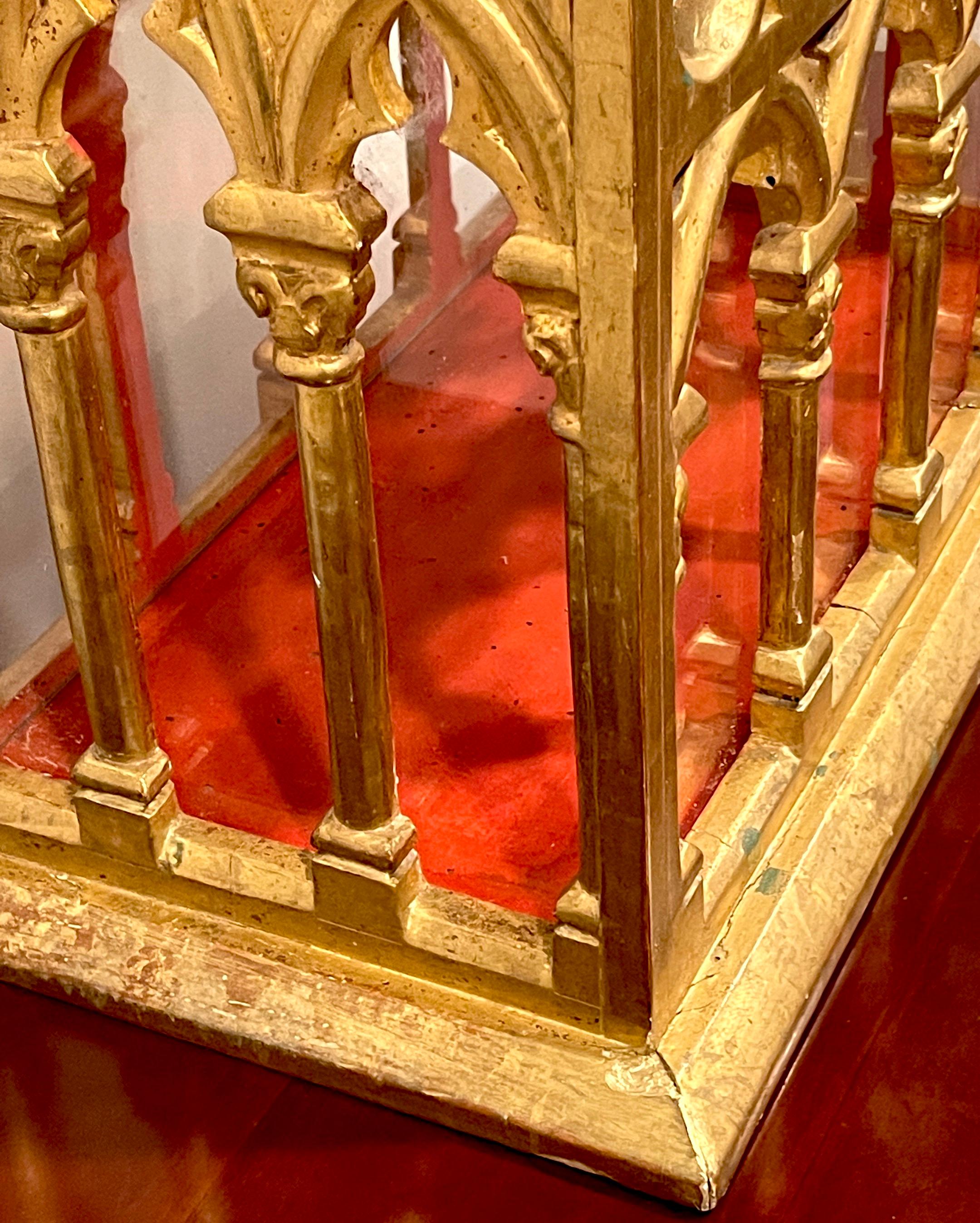 Reliquaire / Vitrine de cathédrale gothique française du 19ème siècle en bois doré et verre  en vente 2