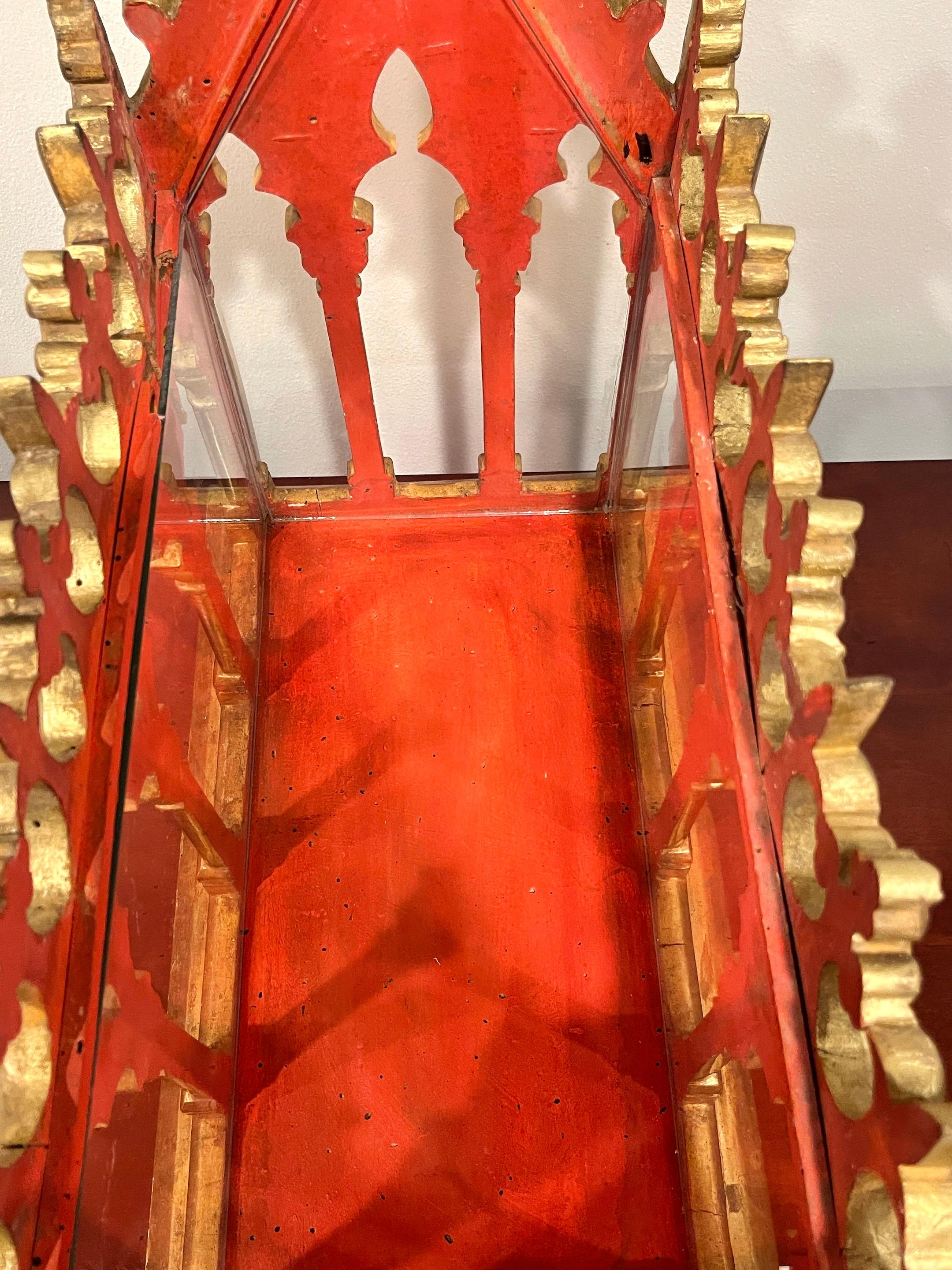 Reliquaire / Vitrine de cathédrale gothique française du 19ème siècle en bois doré et verre  en vente 4