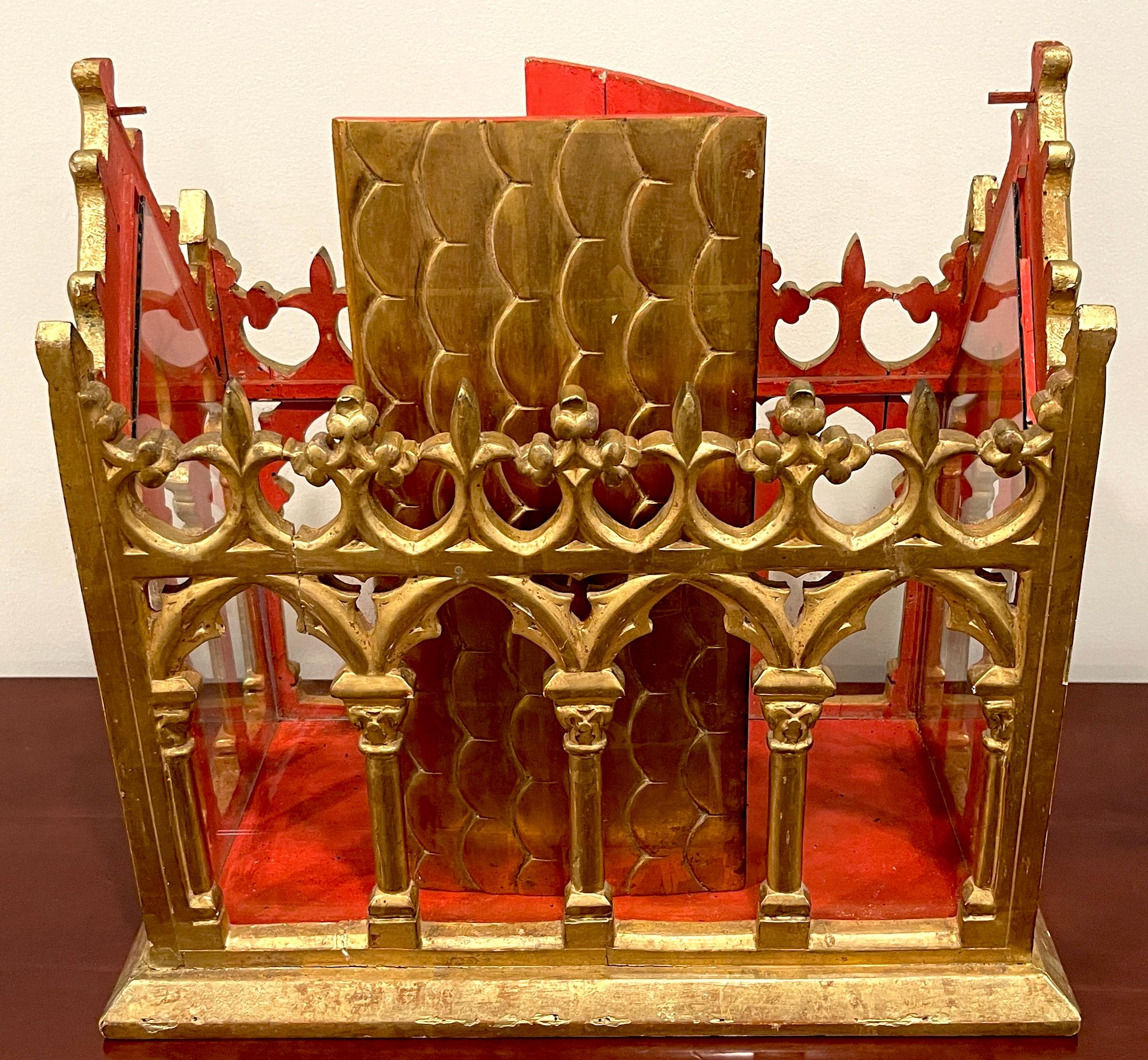 Reliquaire / Vitrine de cathédrale gothique française du 19ème siècle en bois doré et verre  en vente 8