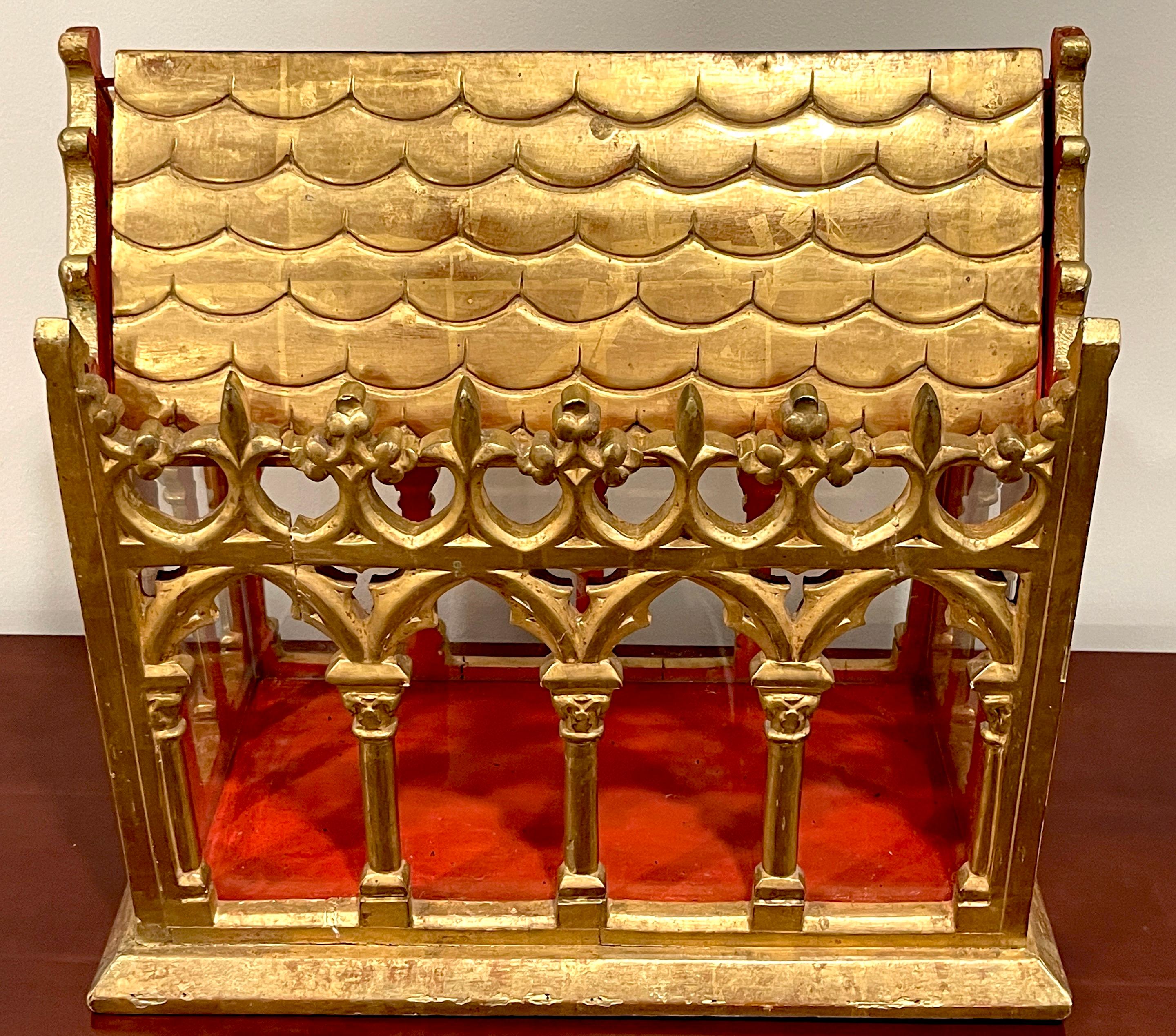 reliquaire / vitrine en bois doré et verre de style cathédrale gothique français du 19ème siècle 
France, milieu du XIXe siècle.

Un reliquaire est un récipient destiné à exposer et à conserver en sécurité des reliques sacrées. Les reliques
