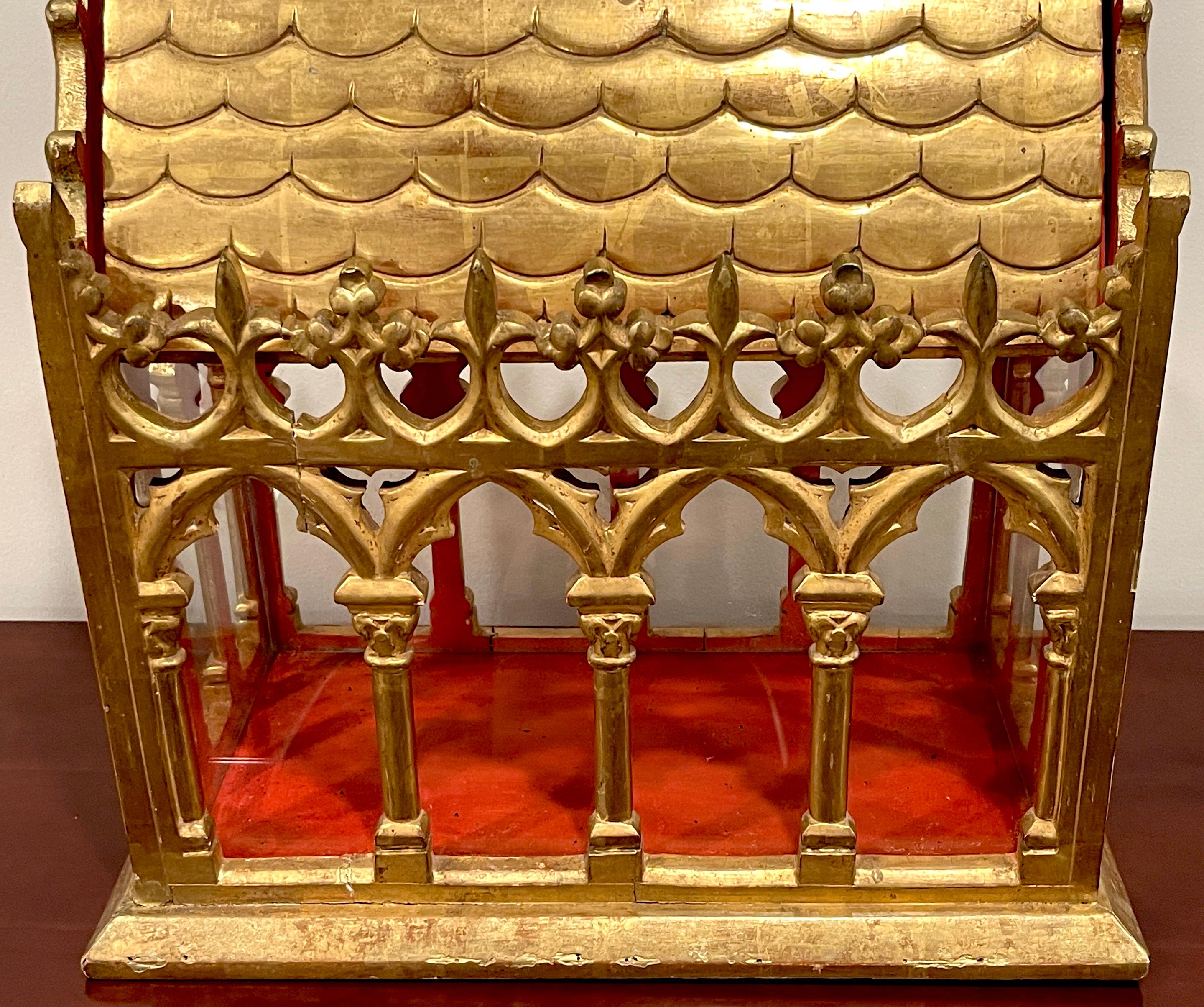 Französische gotische Reliquary/Vitrine aus vergoldetem Holz und Glas, 19. Jahrhundert  (Handgeschnitzt) im Angebot
