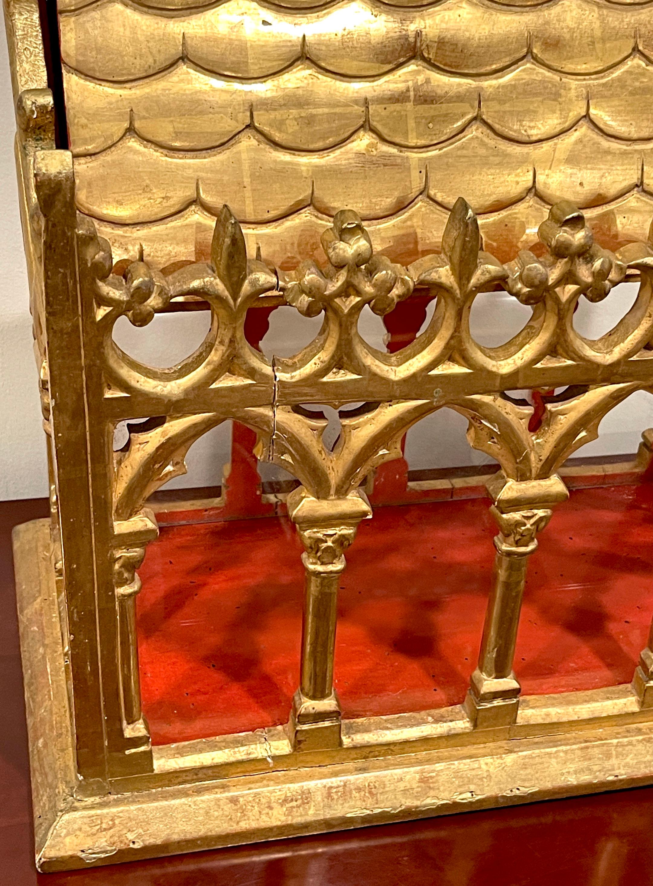 Französische gotische Reliquary/Vitrine aus vergoldetem Holz und Glas, 19. Jahrhundert  im Zustand „Gut“ im Angebot in West Palm Beach, FL