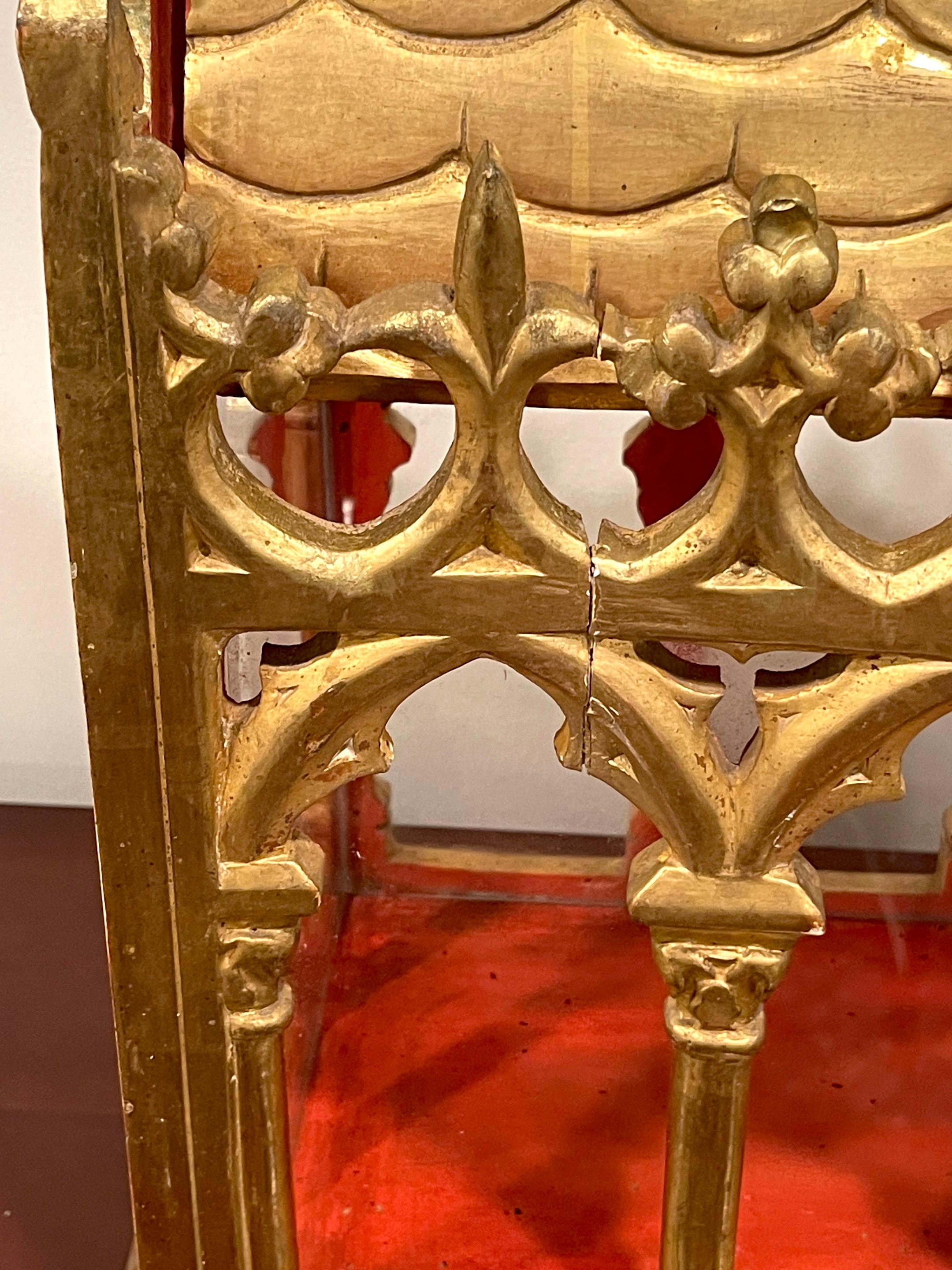 Néo-gothique Reliquaire / Vitrine de cathédrale gothique française du 19ème siècle en bois doré et verre  en vente