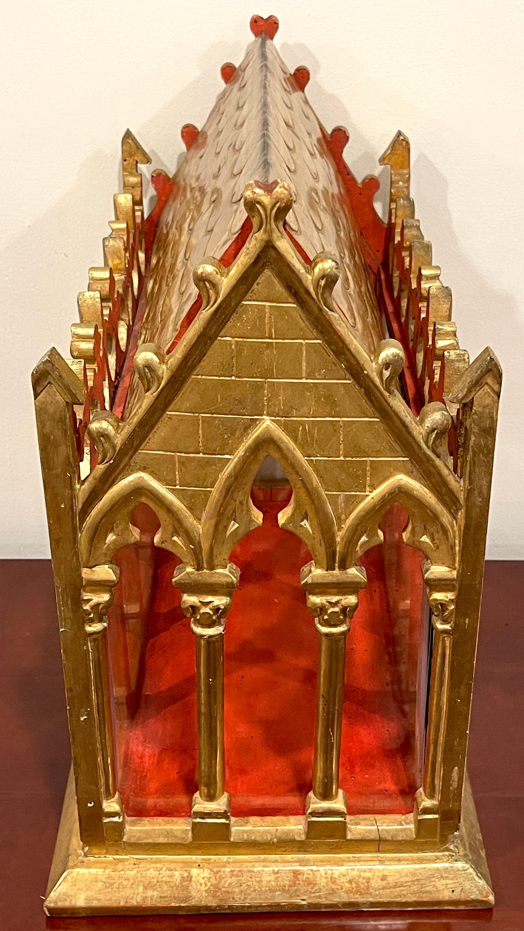 Français Reliquaire / Vitrine de cathédrale gothique française du 19ème siècle en bois doré et verre  en vente