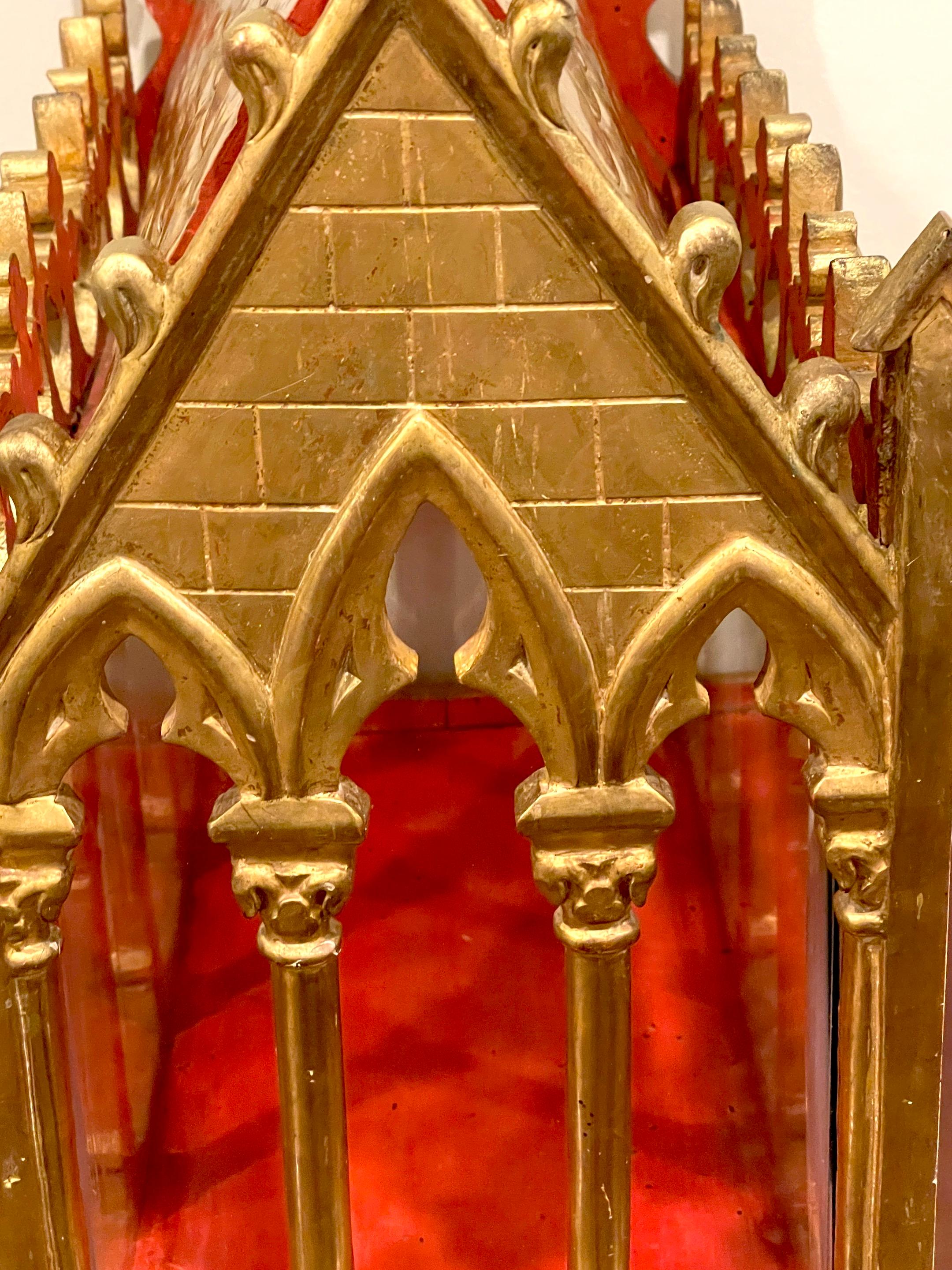 Sculpté à la main Reliquaire / Vitrine de cathédrale gothique française du 19ème siècle en bois doré et verre  en vente