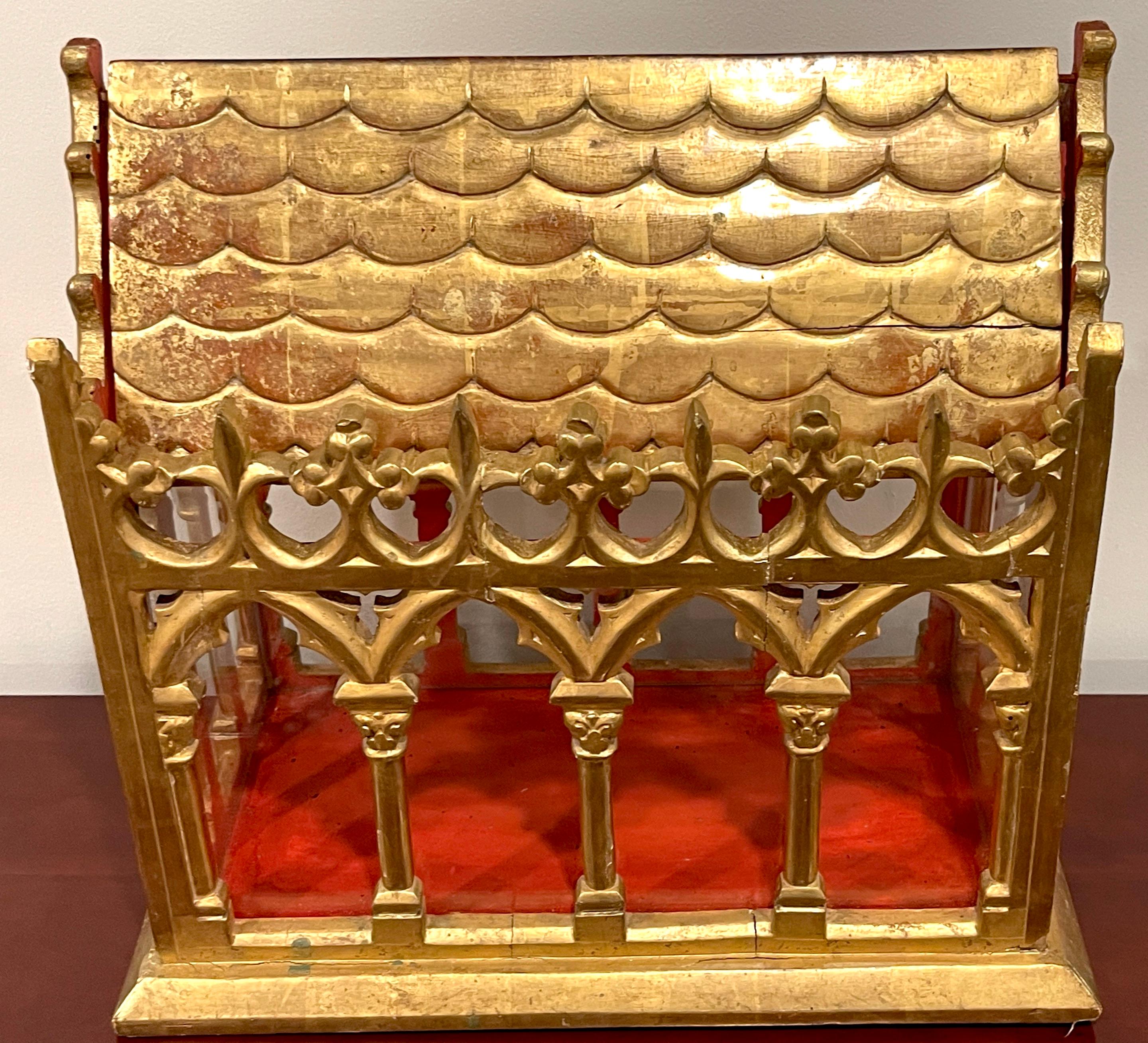 Französische gotische Reliquary/Vitrine aus vergoldetem Holz und Glas, 19. Jahrhundert  im Angebot 3