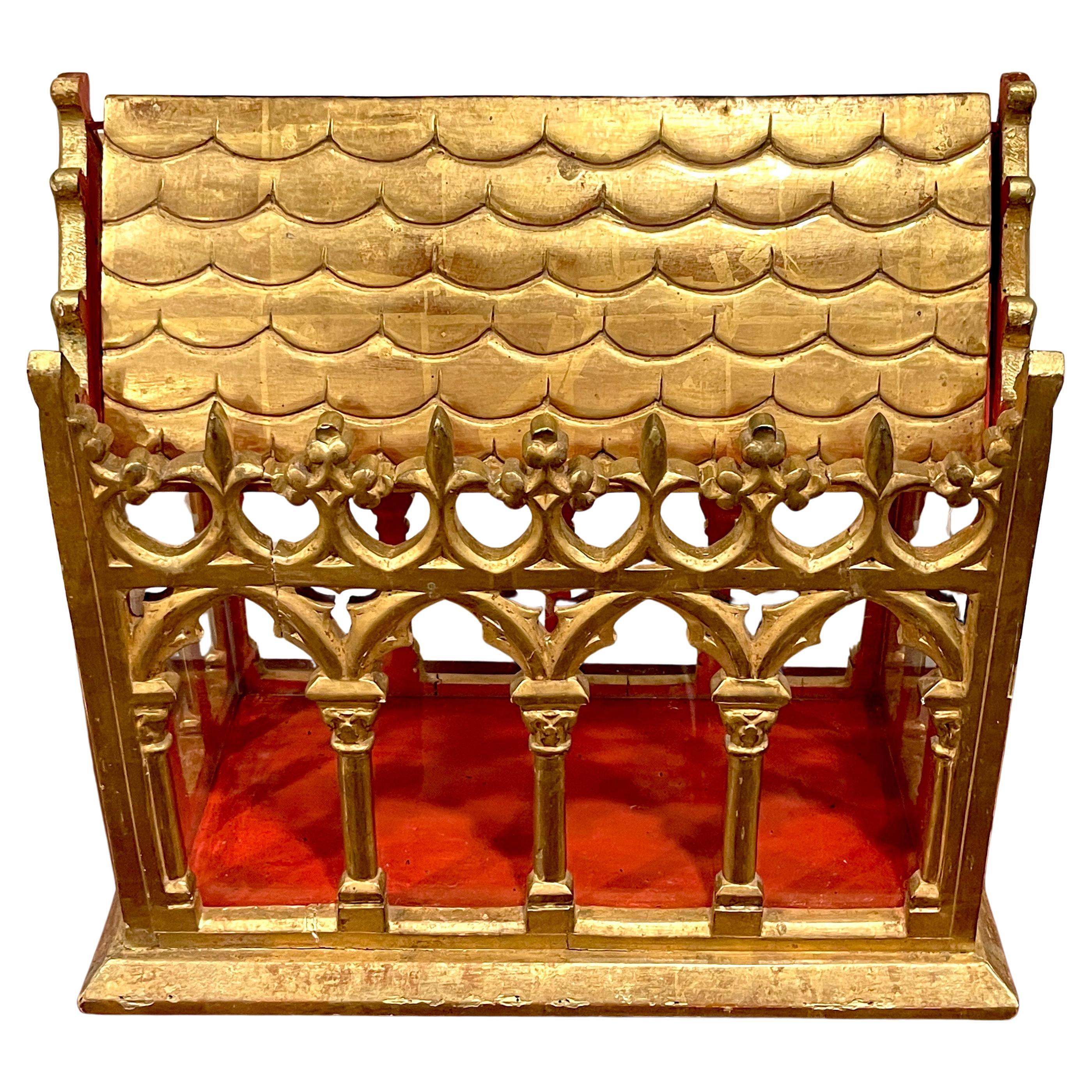 Reliquaire / Vitrine de cathédrale gothique française du 19ème siècle en bois doré et verre 