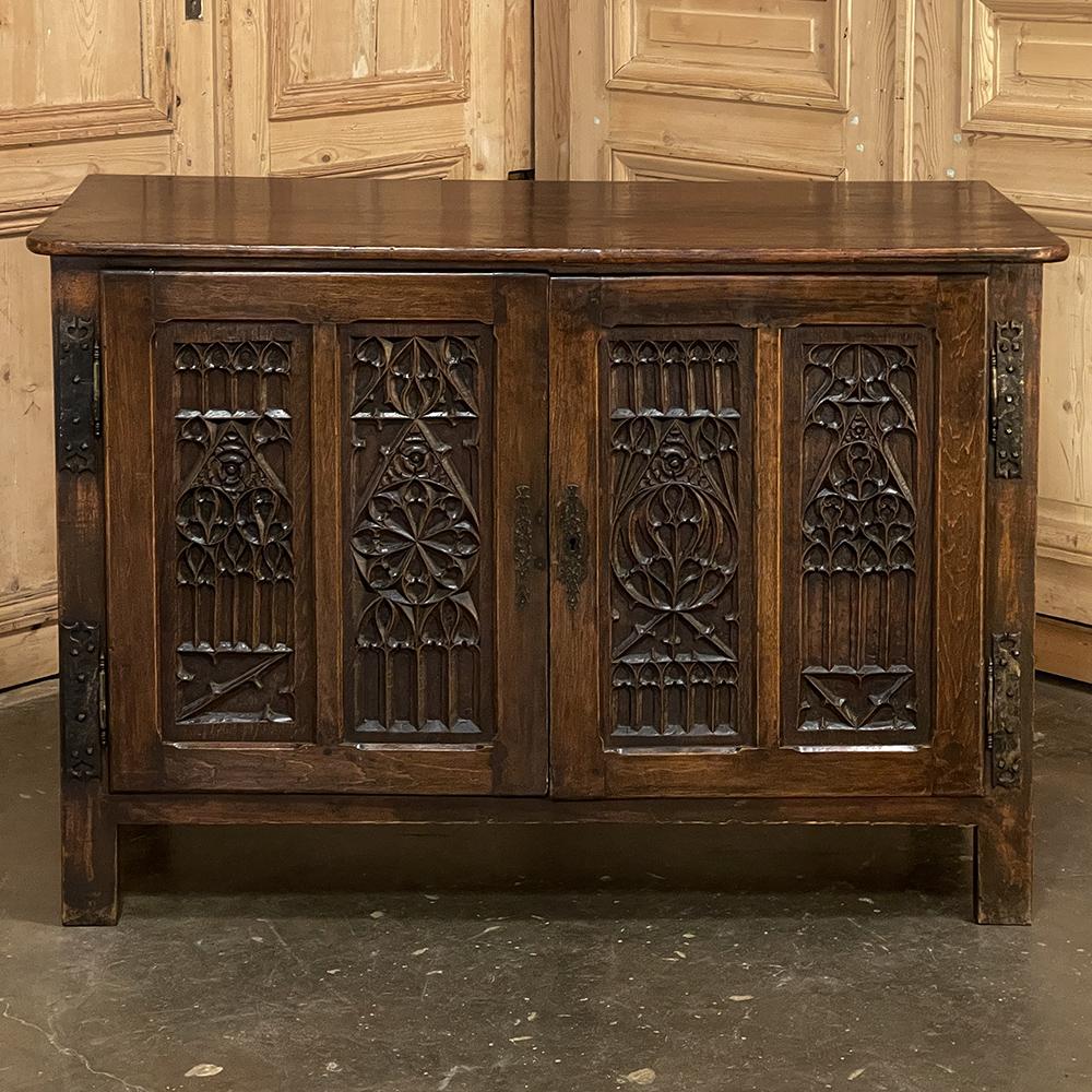 La Credenza gotica francese del XIX secolo è una straordinaria opera d'arte dell'ebanista, caratterizzata da un'architettura su misura che si fonde con le complessità senza tempo dello stile che risale al XII secolo in Francia! Sono state utilizzate