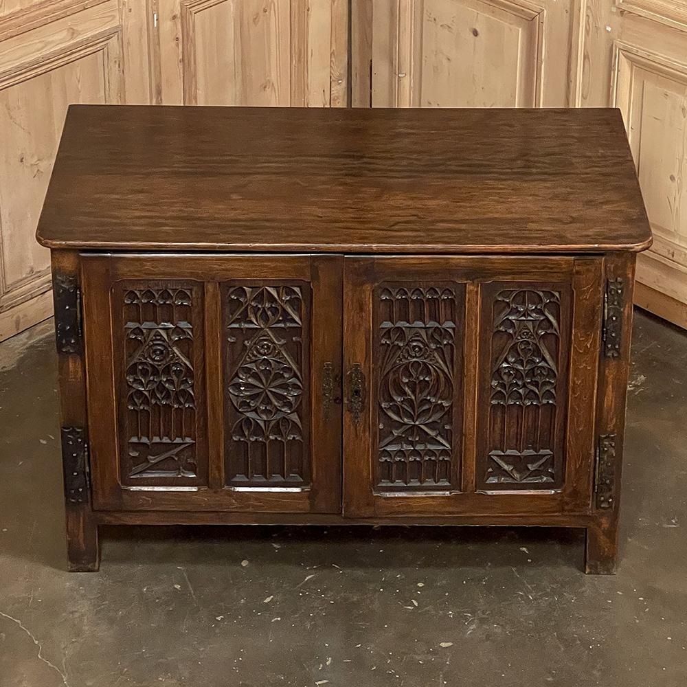 Intagliato a mano Credenza gotica francese del XIX secolo in vendita
