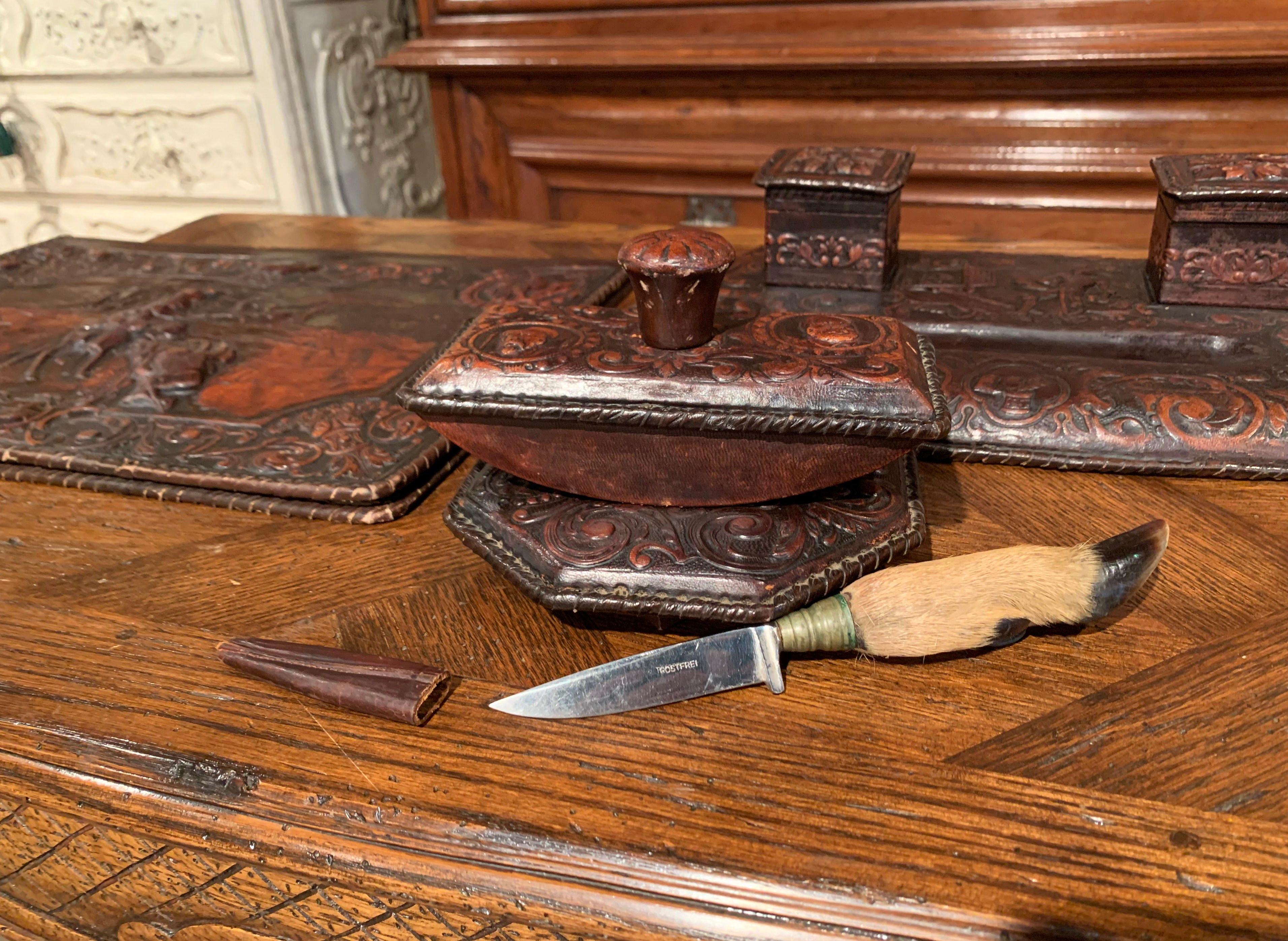 19. Jahrhundert Französisch Gothic geprägtem Leder Fünf-Piece-Schreibtisch-Set 5