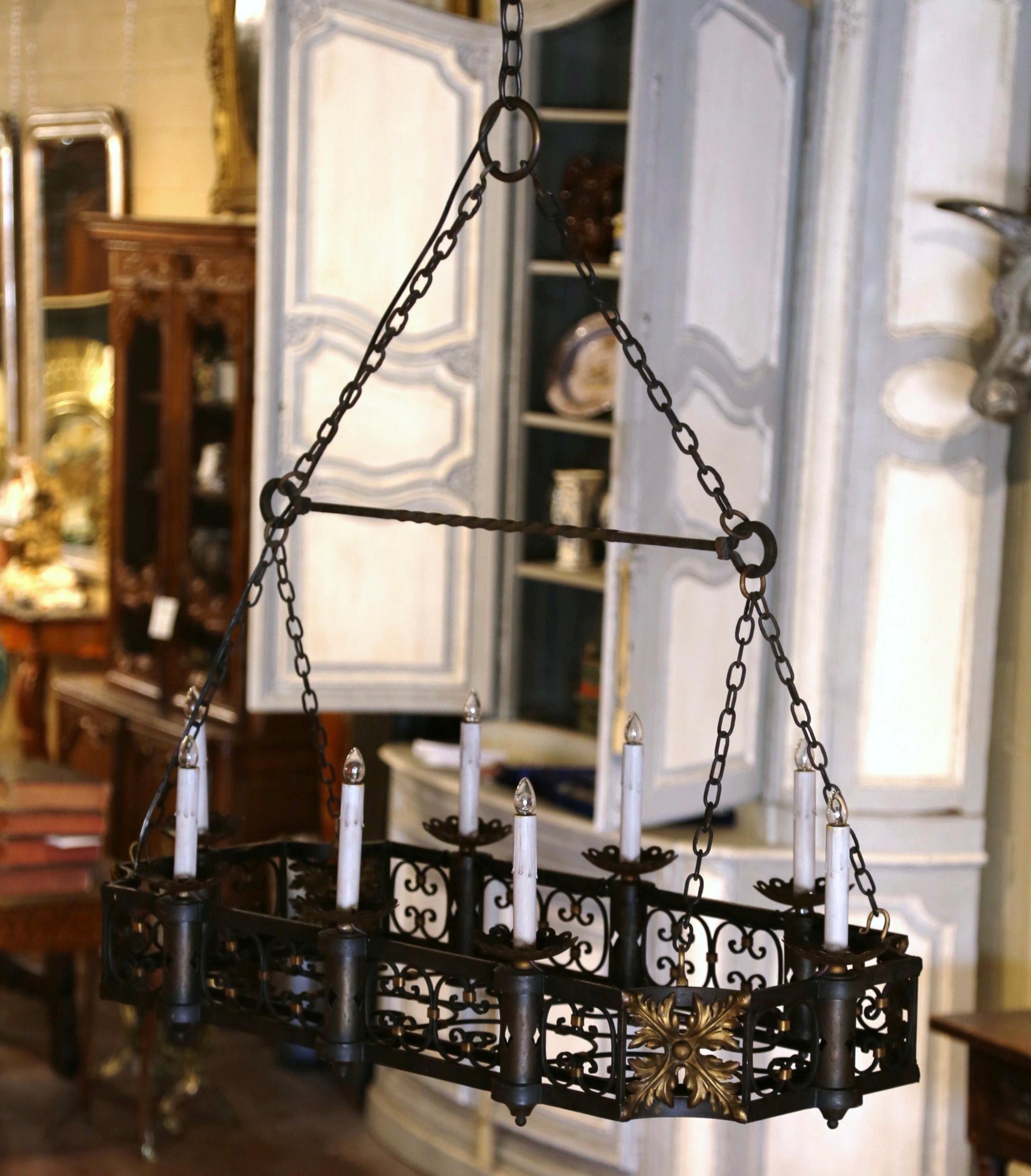 Francese Lampadario a isola a otto luci in ferro forgiato in stile gotico francese del XIX secolo in vendita