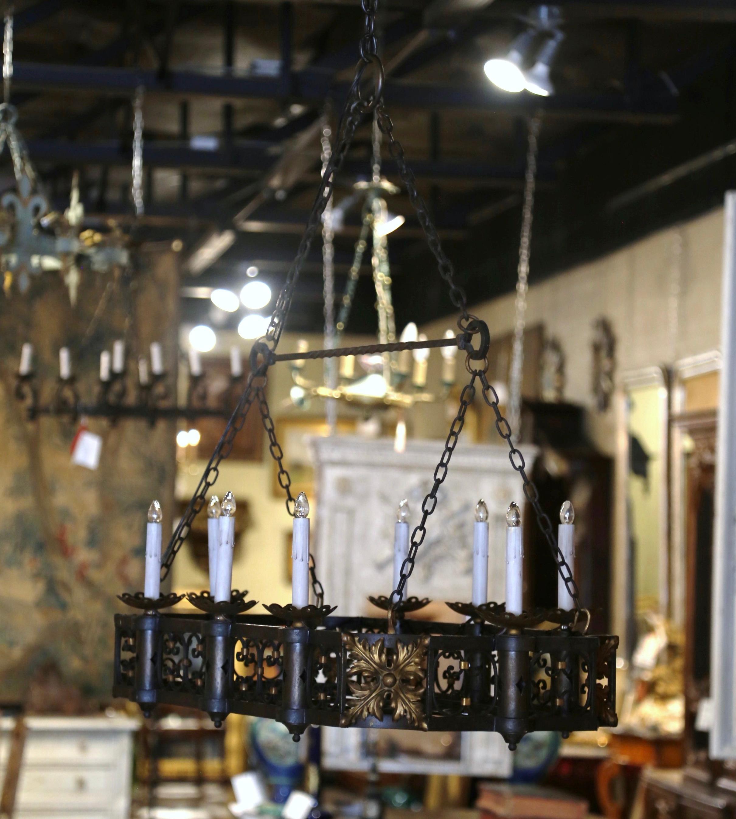 Lucidato Lampadario a isola a otto luci in ferro forgiato in stile gotico francese del XIX secolo in vendita
