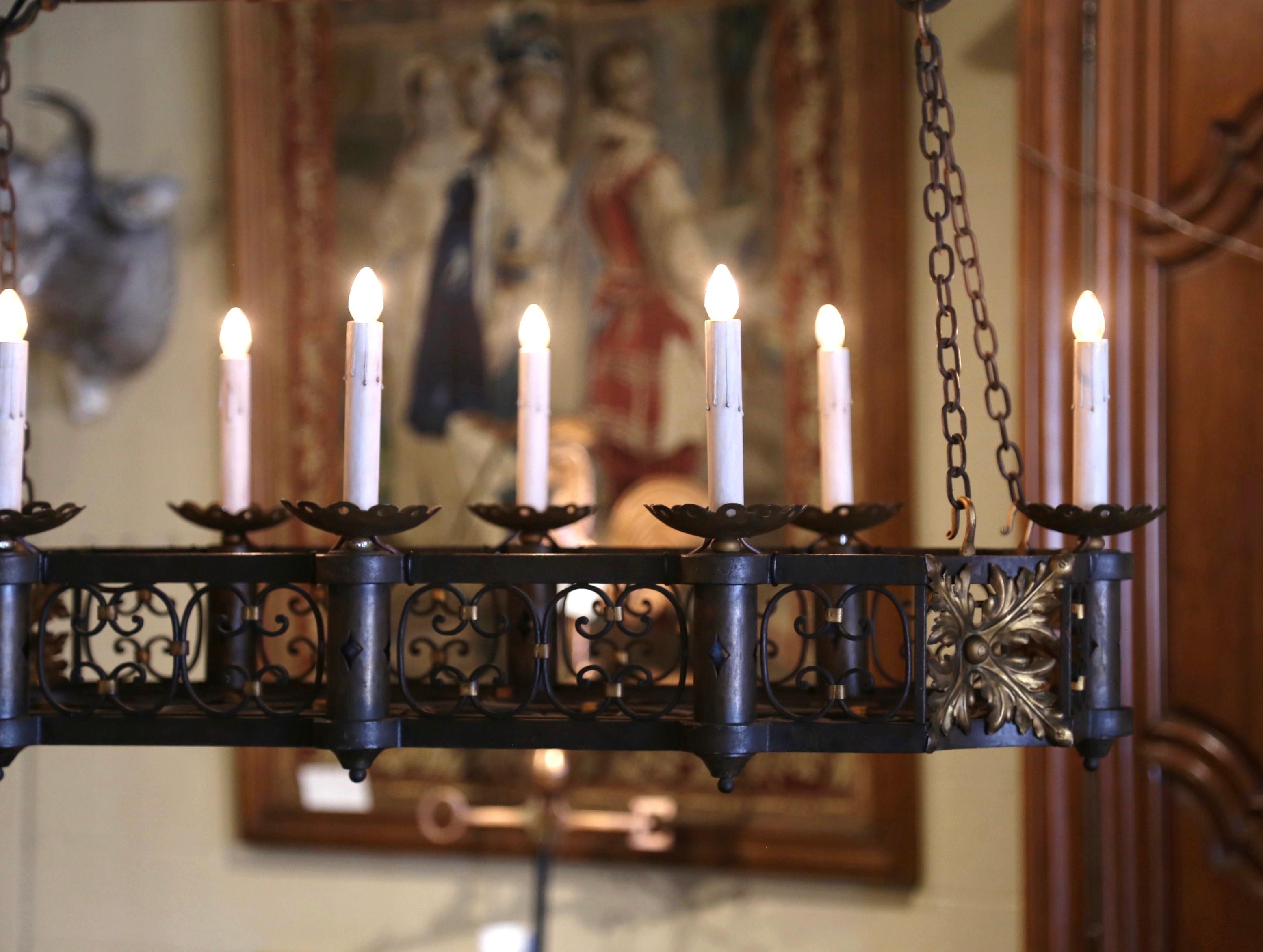 Lampadario a isola a otto luci in ferro forgiato in stile gotico francese del XIX secolo in vendita 1