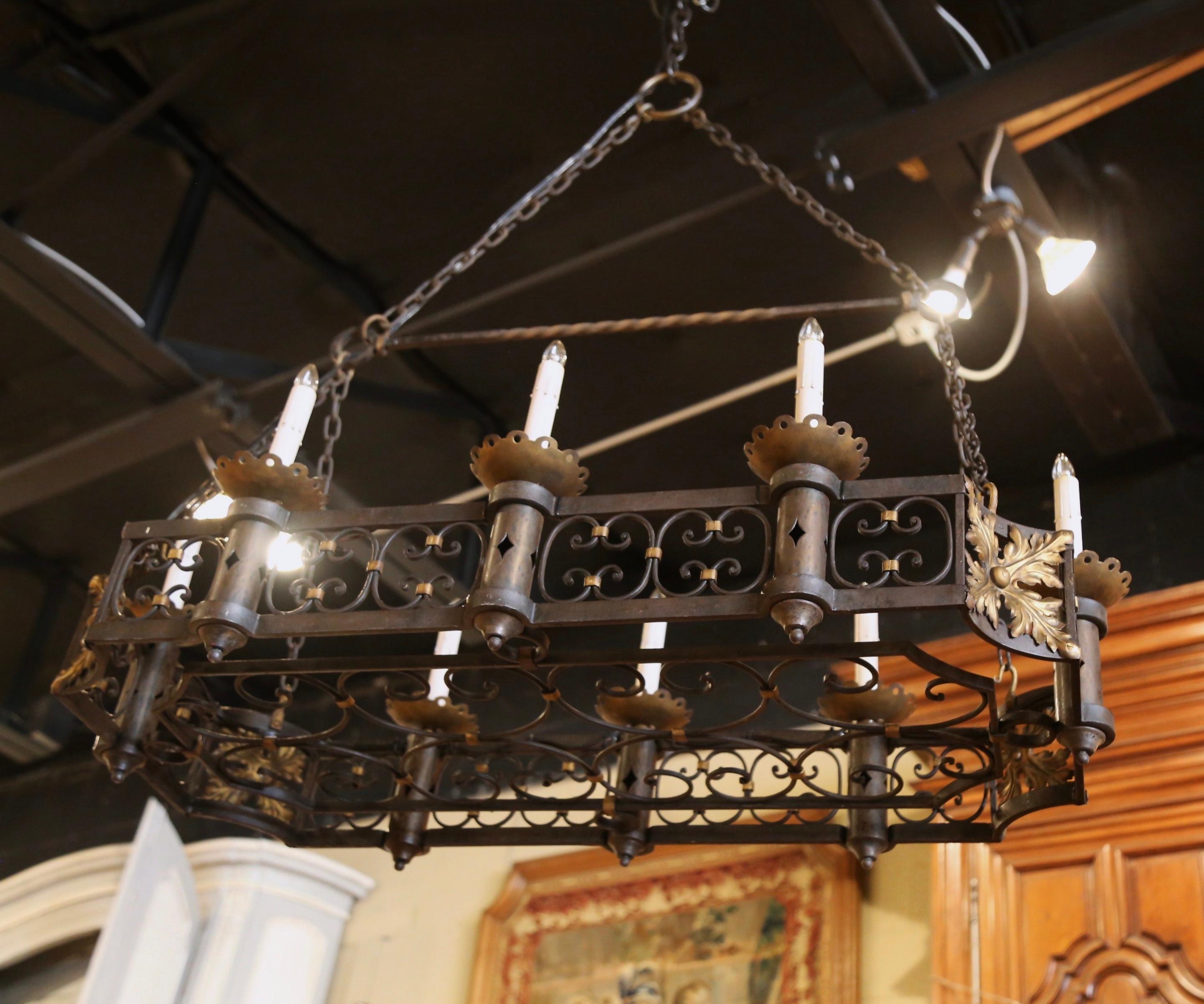 Lampadario a isola a otto luci in ferro forgiato in stile gotico francese del XIX secolo in vendita 2
