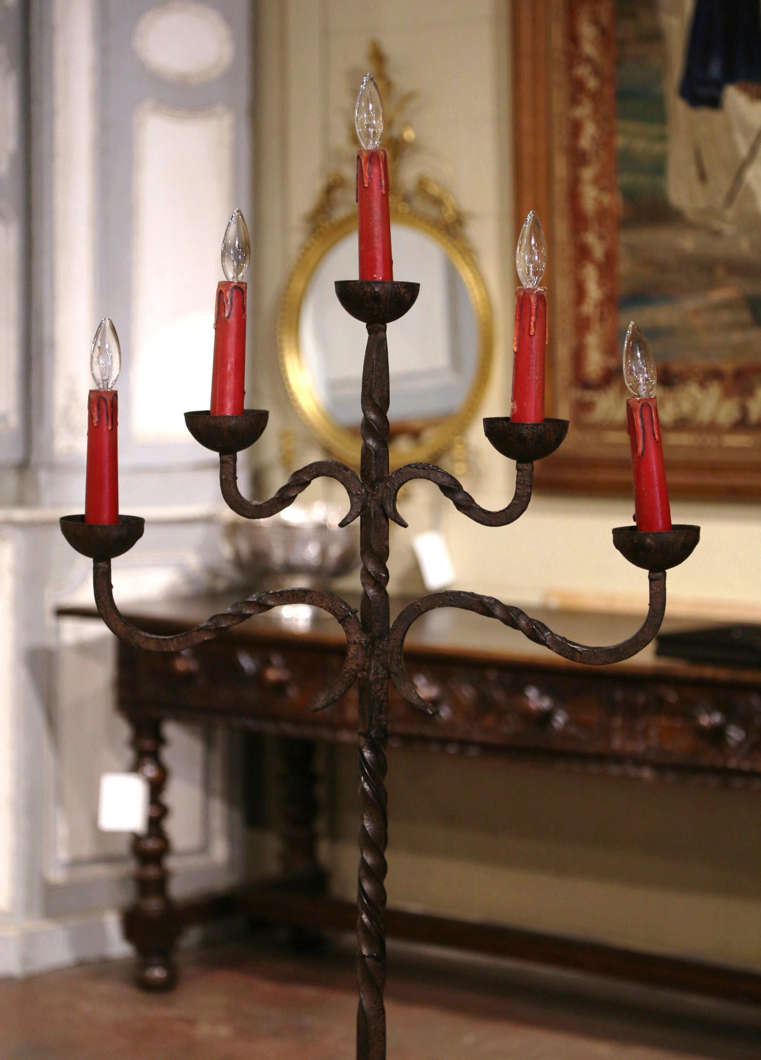 Französische gotische fünfflammige geschmiedete Eisen-Stehlampe aus dem 19. Jahrhundert  (Gotisch) im Angebot