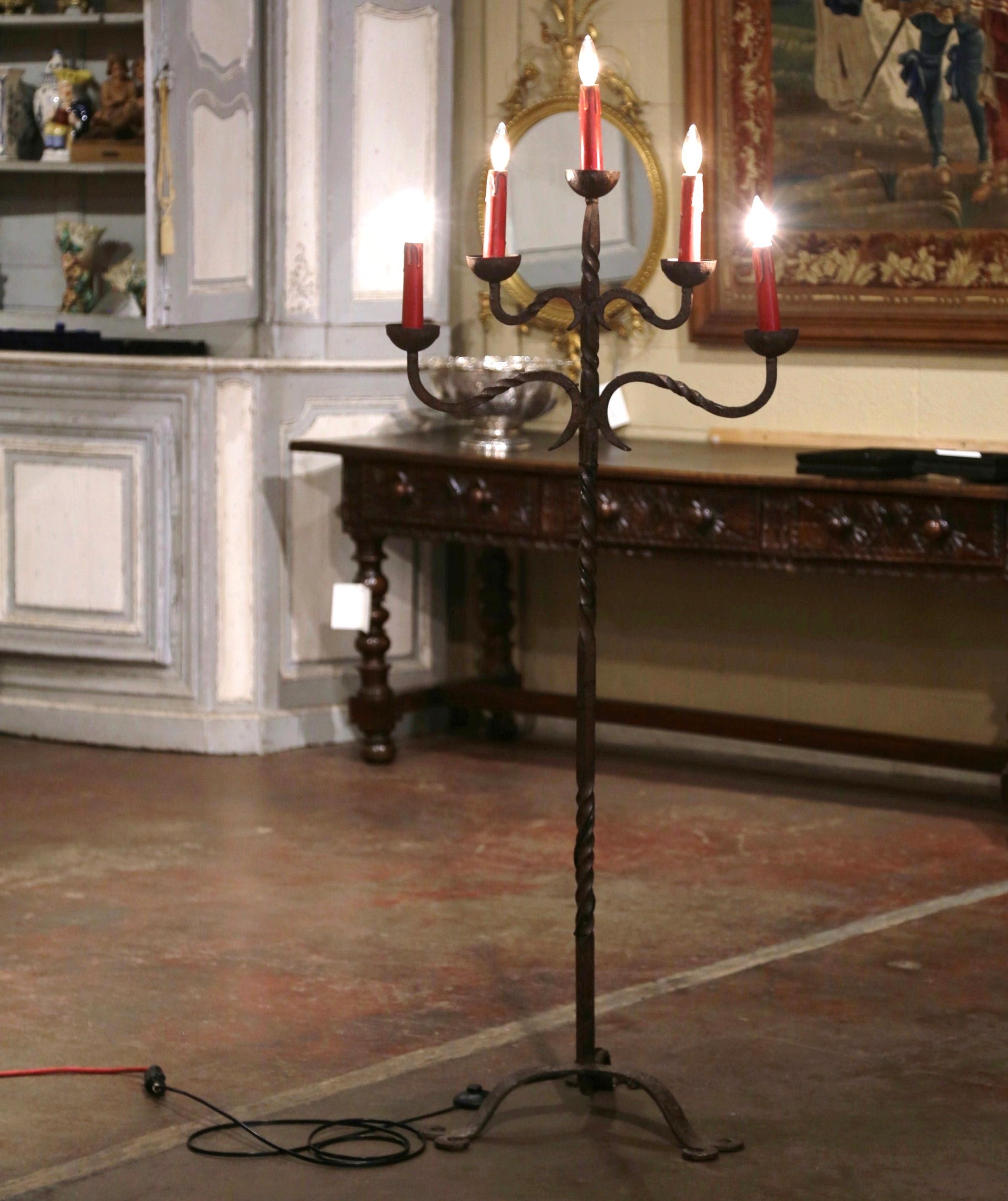 Patiné Lampadaire gothique français à cinq lumières en fer forgé du 19ème siècle  en vente