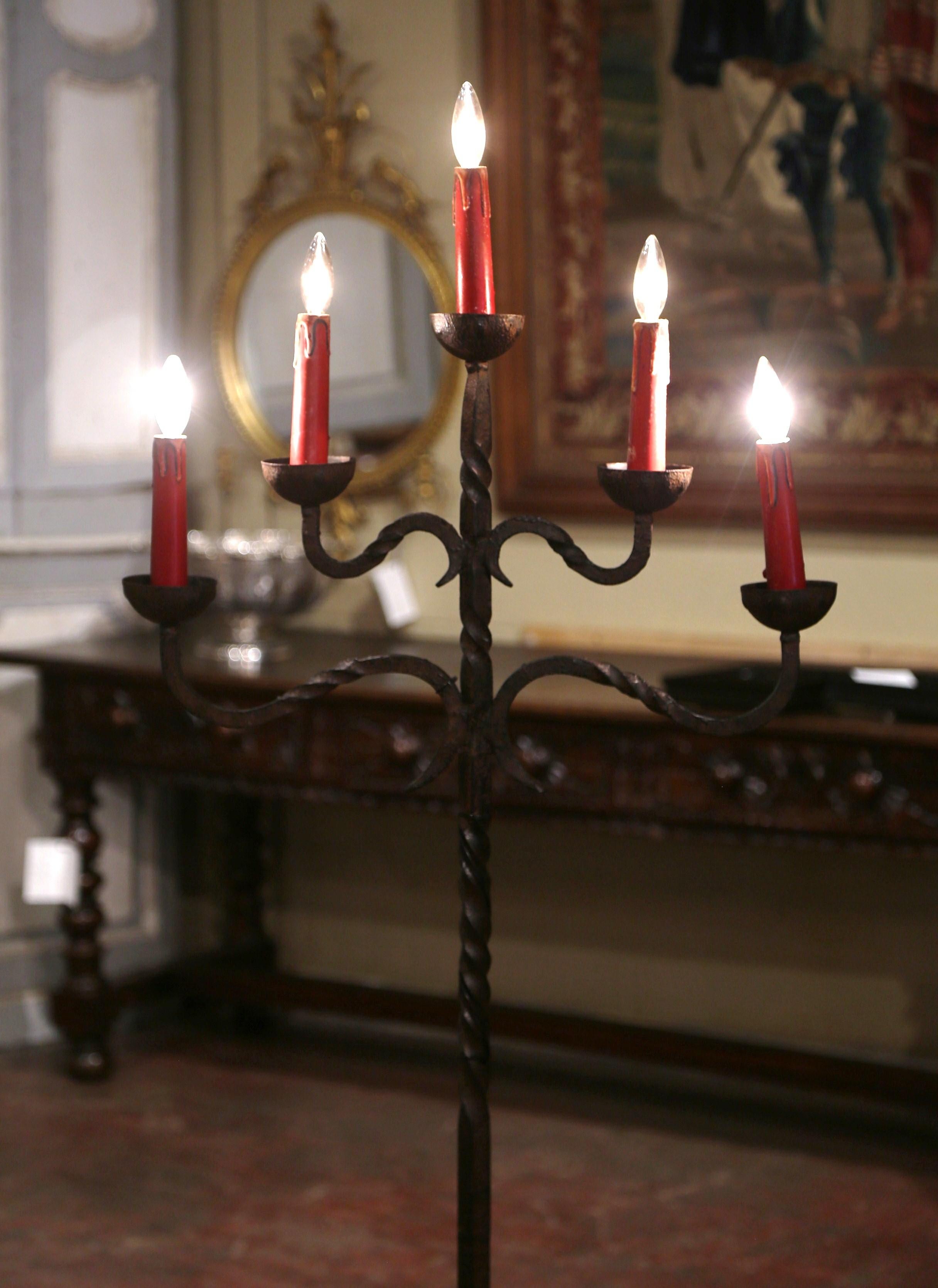 Französische gotische fünfflammige geschmiedete Eisen-Stehlampe aus dem 19. Jahrhundert  im Angebot 1
