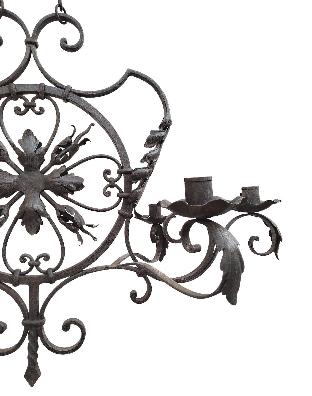 19. Jahrhundert Französisch Gotik geschmiedet Eisen sechs Kerzen Kronleuchter (Geschmiedet) im Angebot