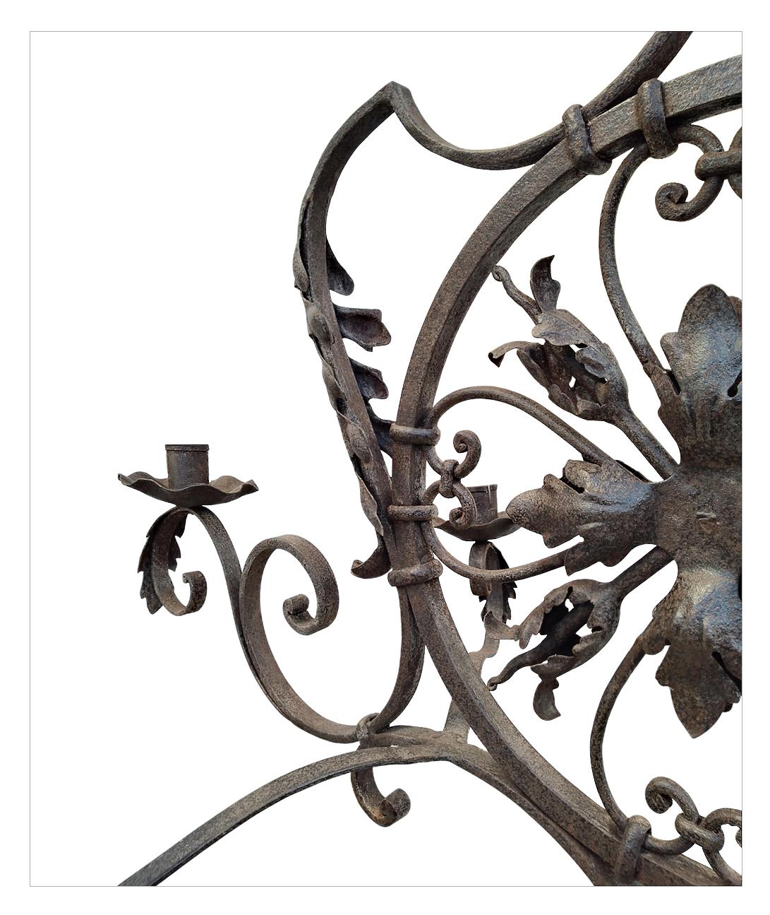 Lustre gothique français du 19ème siècle en fer forgé à six bougies Bon état - En vente à Paris, FR