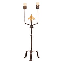 lampe à bougie à deux lumières en fer forgé du 19ème siècle de style gothique français avec fleur de lys