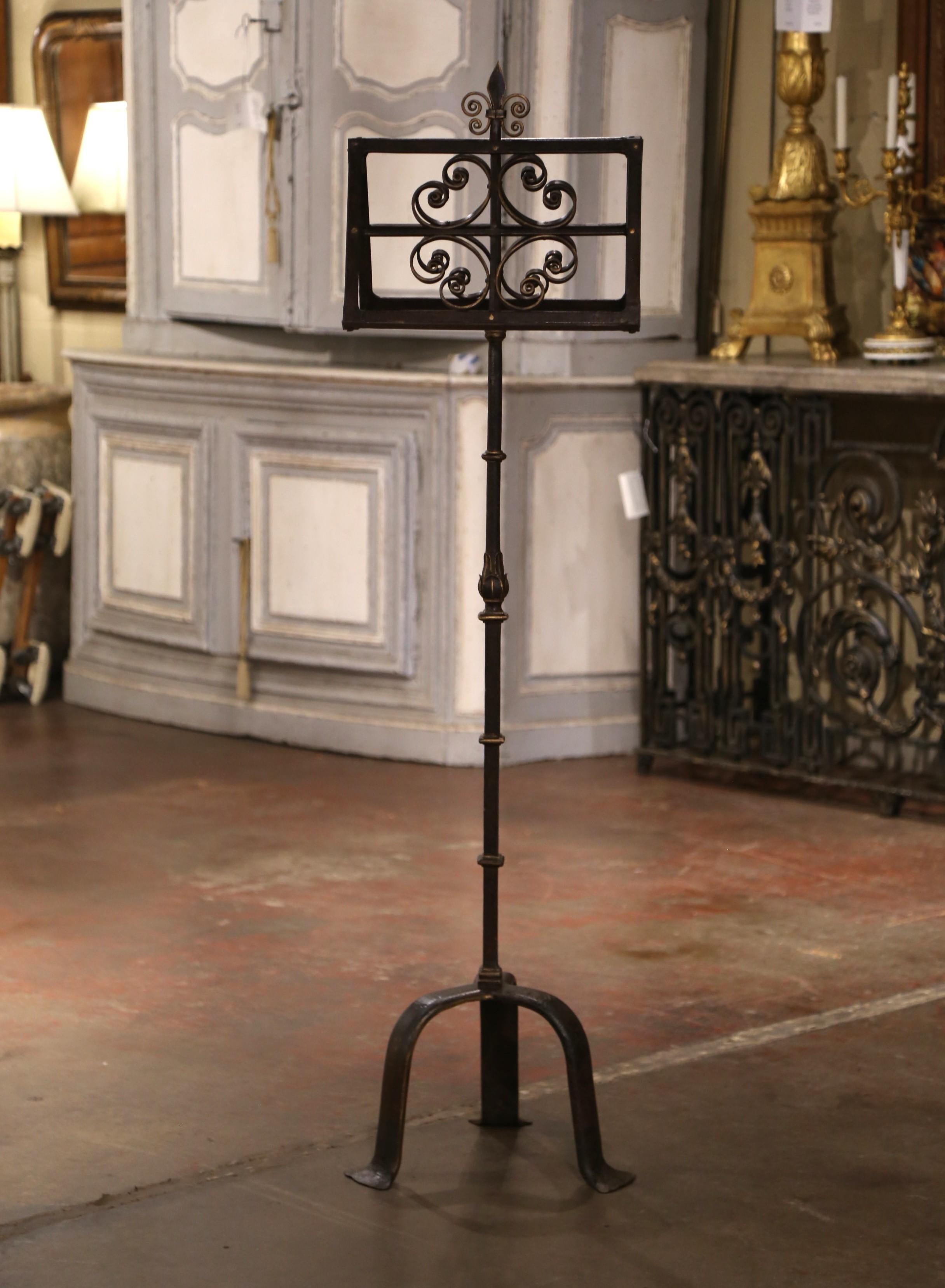 Leggio francese gotico a due lati in ferro forgiato del XIX secolo con fleur-de-lys in vendita 1