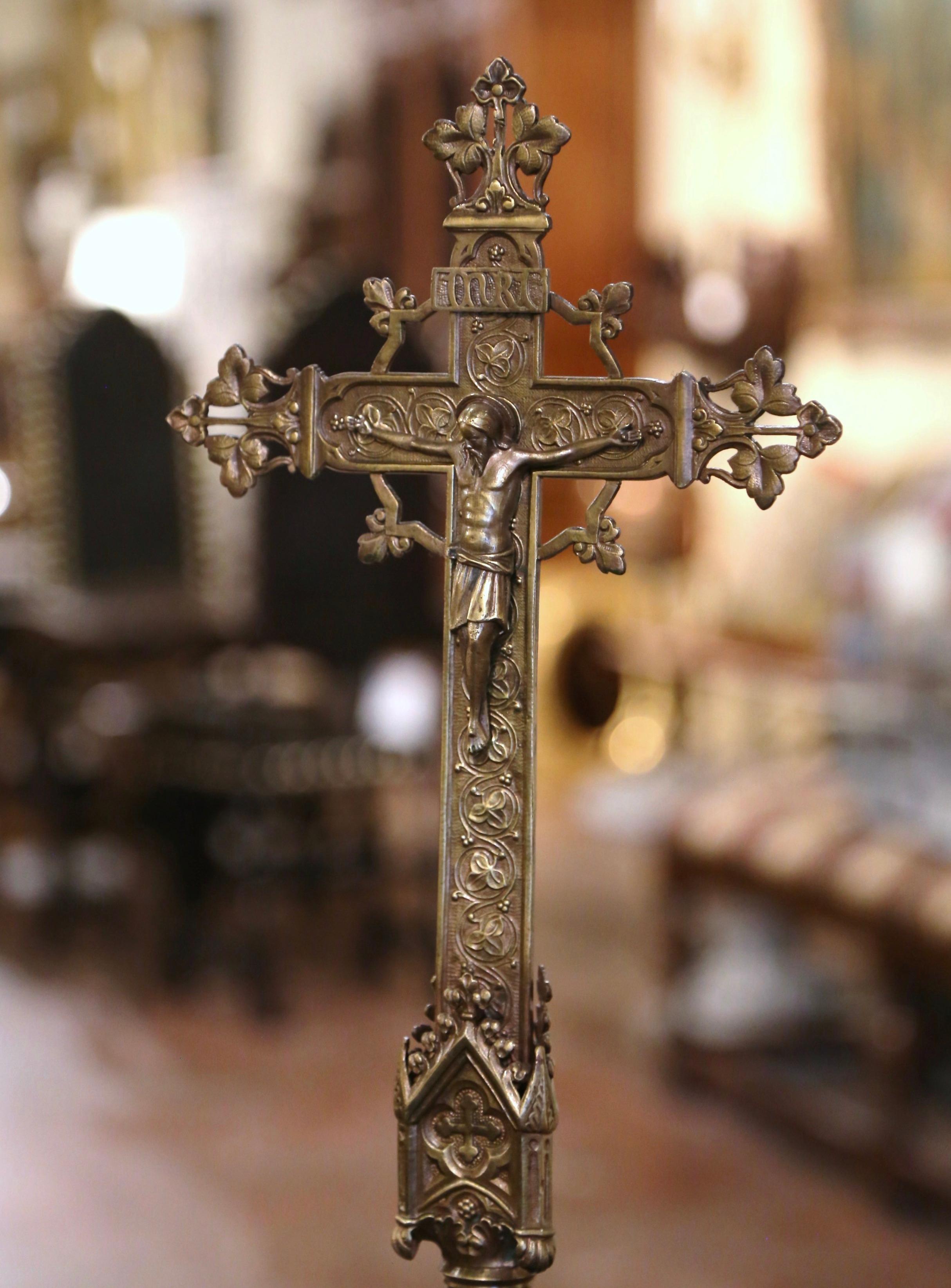 Dieses schöne und komplizierte Kruzifix wurde um 1880 in Frankreich hergestellt. Ich komme aus einer kleinen katholischen Kapelle in Frankreich und  Das aus Messing gefertigte Kreuz steht auf drei kleinen, geschwungenen Akanthusblättern auf Füßen,