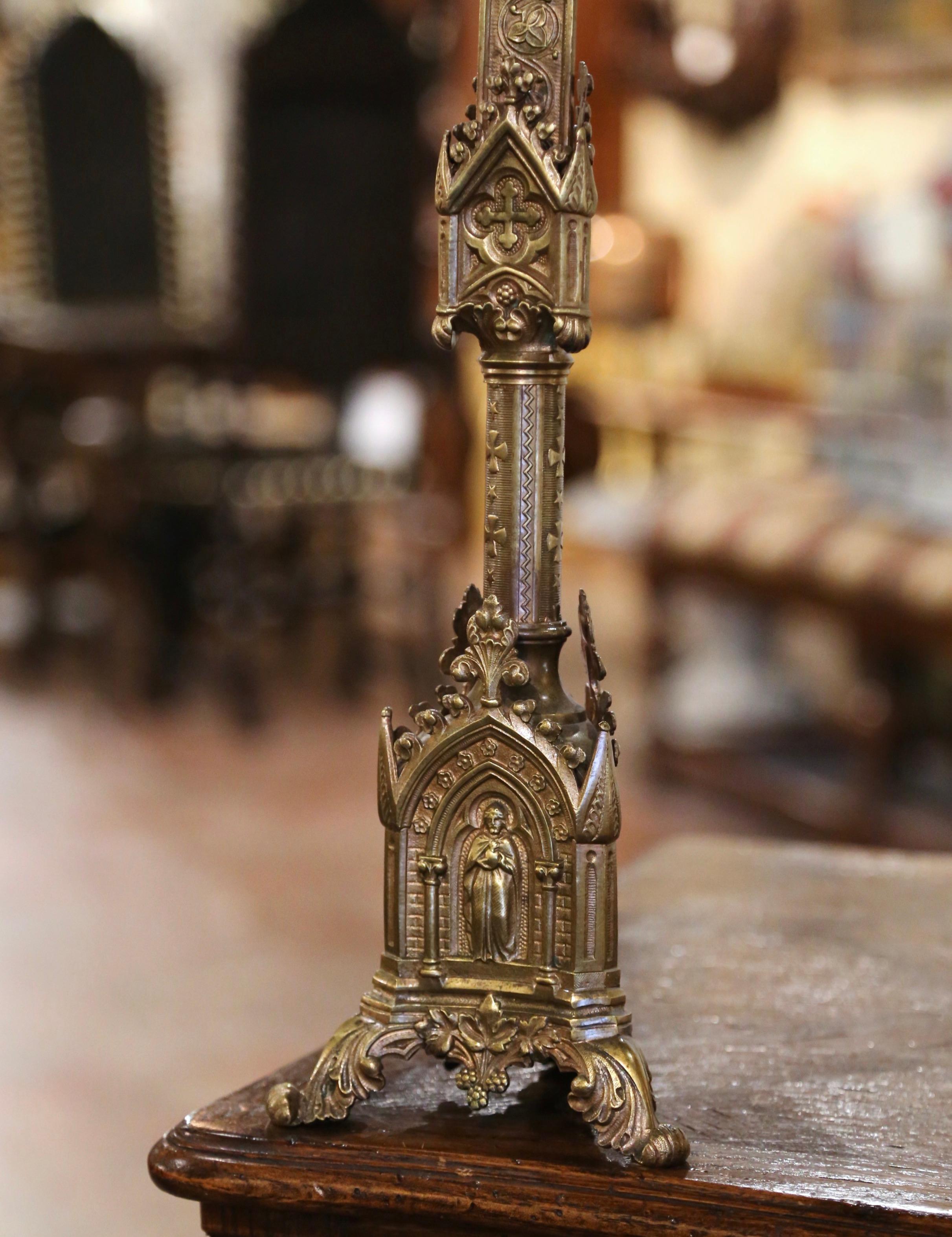 Französisches gotisches, freistehendes Repousse-Kristallkreuz aus Messing, 19. Jahrhundert  (Gotisch)