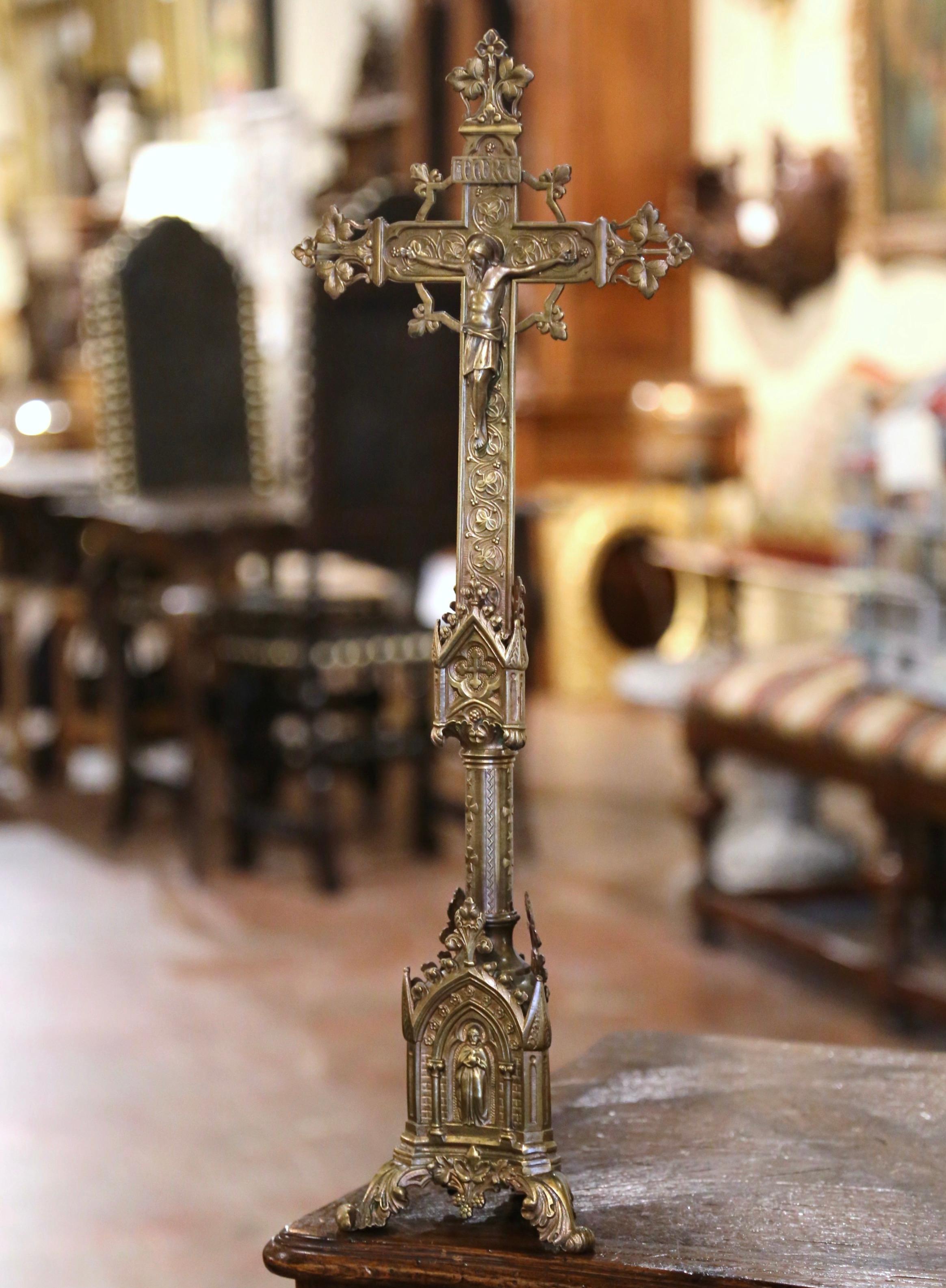 Französisches gotisches, freistehendes Repousse-Kristallkreuz aus Messing, 19. Jahrhundert  (Handgefertigt)