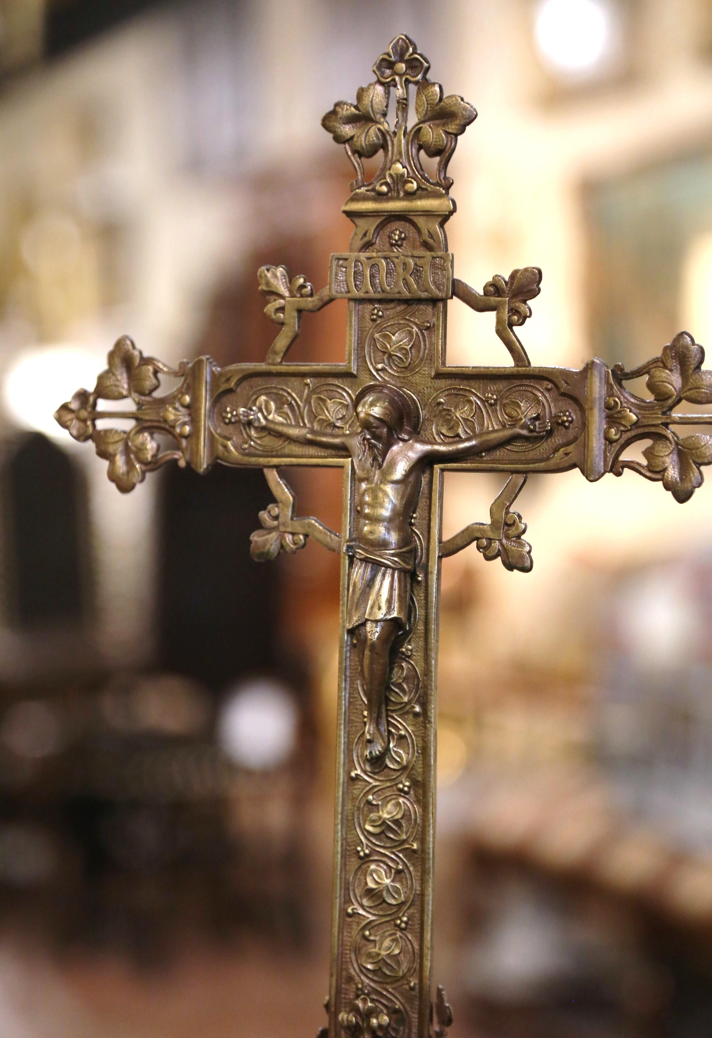 Französisches gotisches, freistehendes Repousse-Kristallkreuz aus Messing, 19. Jahrhundert  1
