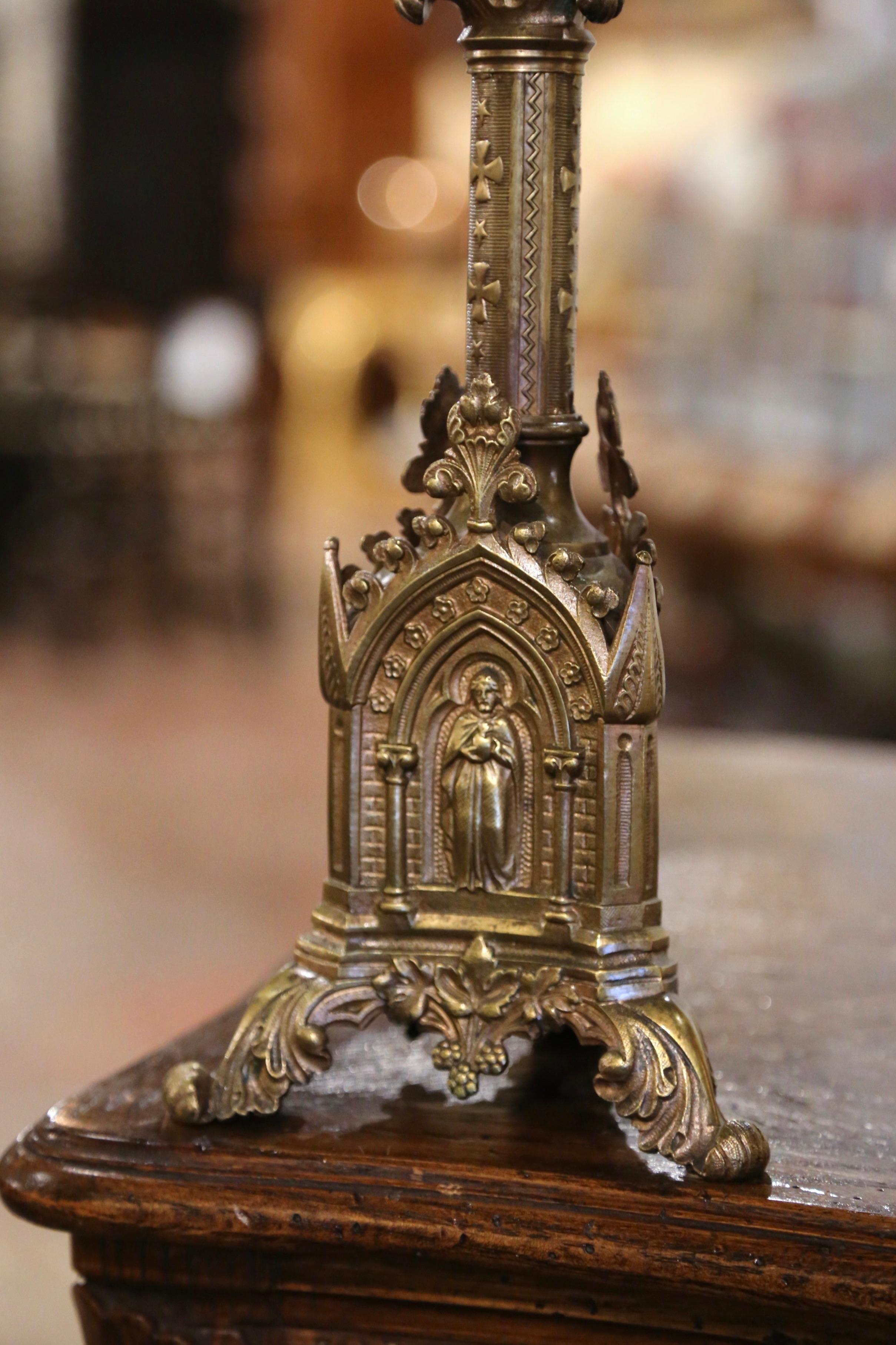 Französisches gotisches, freistehendes Repousse-Kristallkreuz aus Messing, 19. Jahrhundert  2