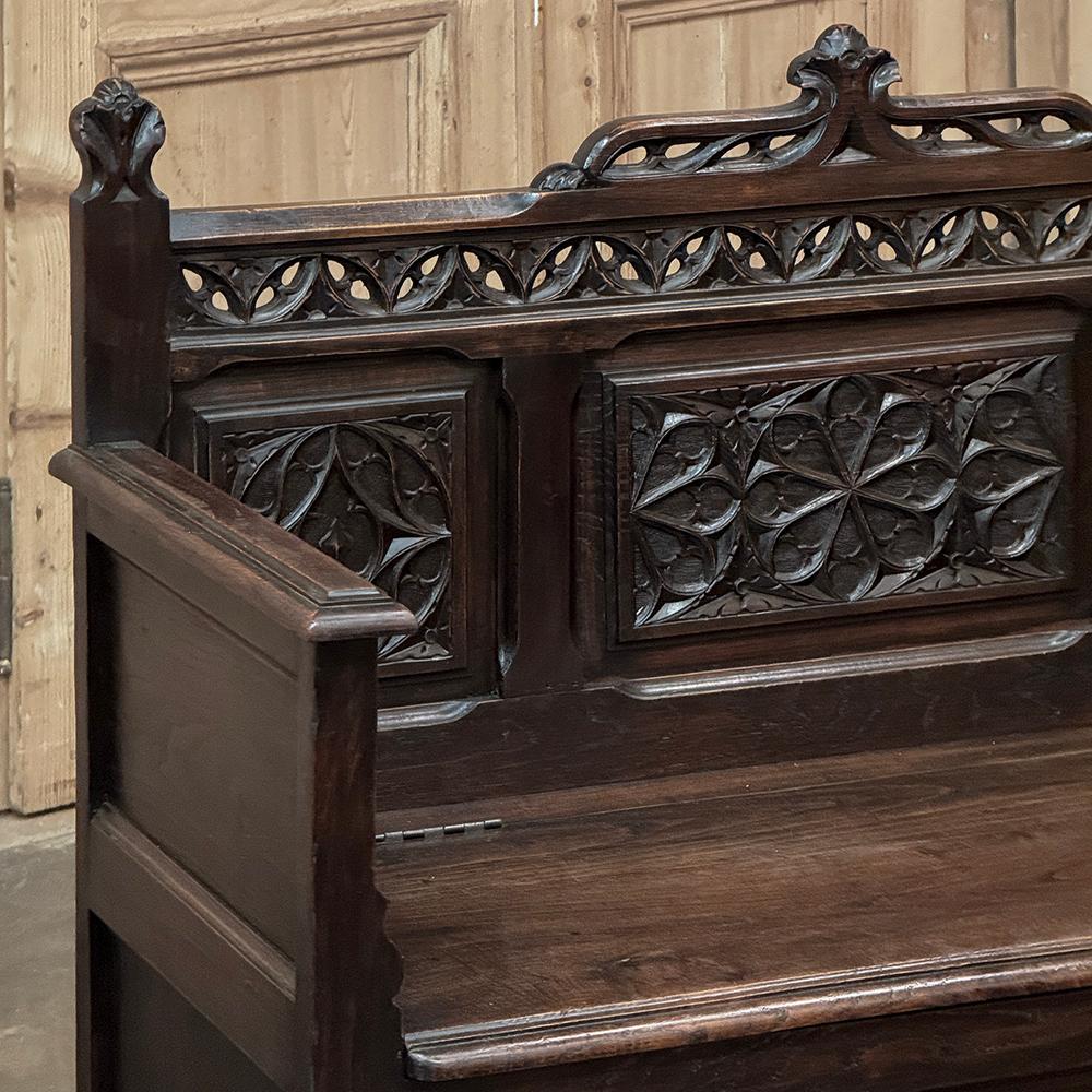 Sculpté à la main 19th Century French Gothic Hall Bench en vente