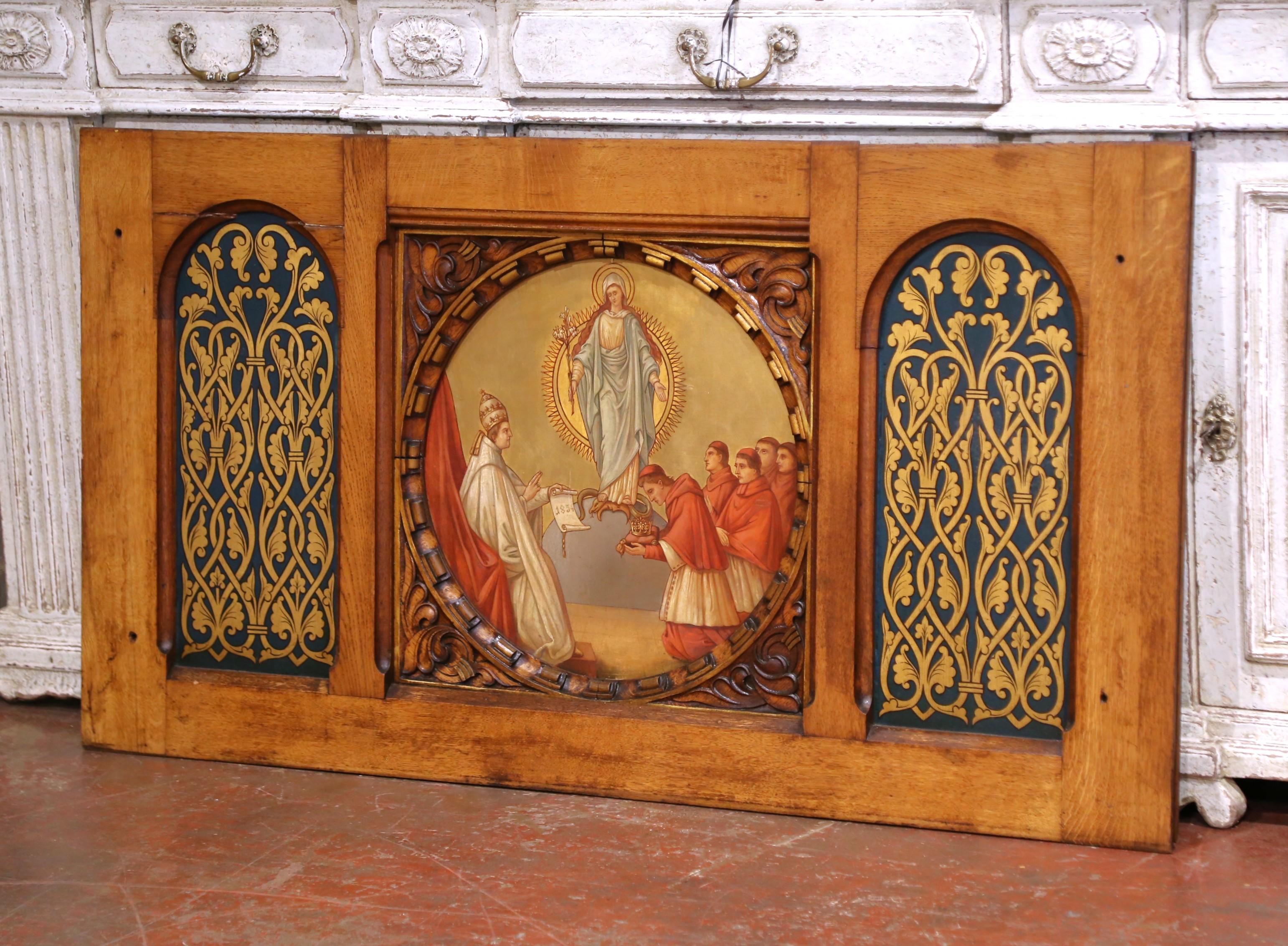 Questo eccezionale pannello ecclesiastico è stato realizzato in Francia intorno al 1860 e presenta una scena religiosa riccamente dipinta a mano affiancata da intricati dettagli in stile Gothic Revival. Eseguita in noce massiccio, la composizione