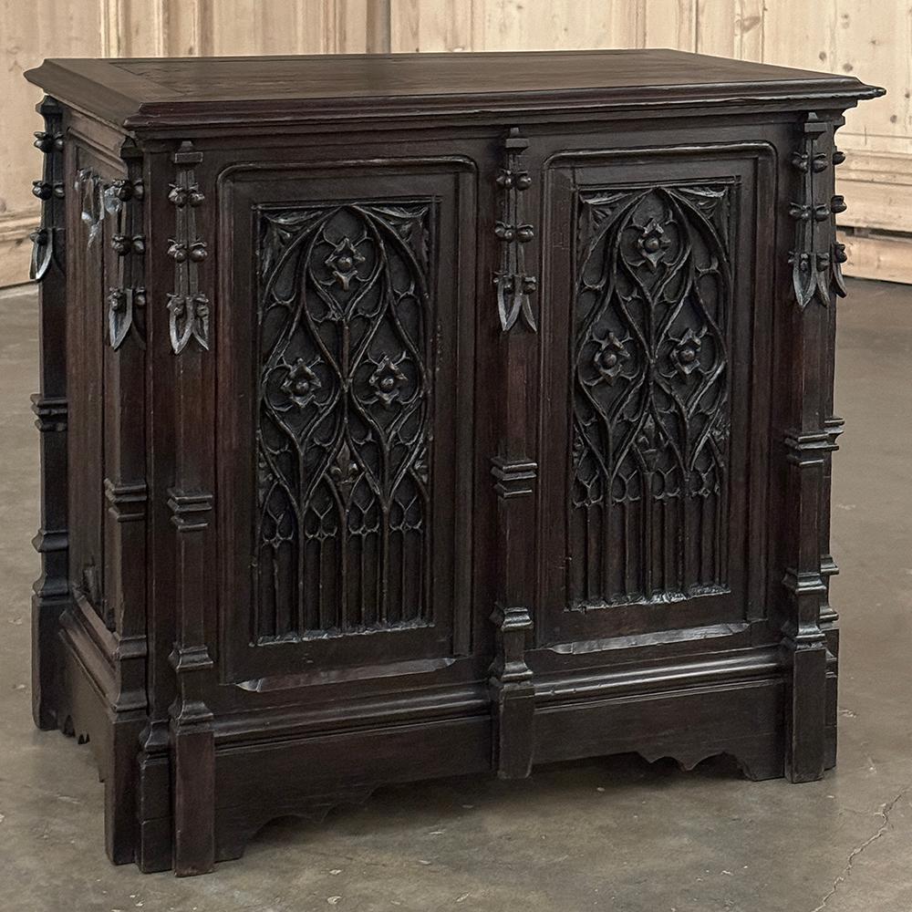 Il baule gotico francese Petite Trunk ~ Blanket Chest del XIX secolo è stato costruito appositamente per una nicchia accogliente e le sue dimensioni lo rendono molto versatile per essere utilizzato in qualsiasi modo!  Realizzato interamente a mano,