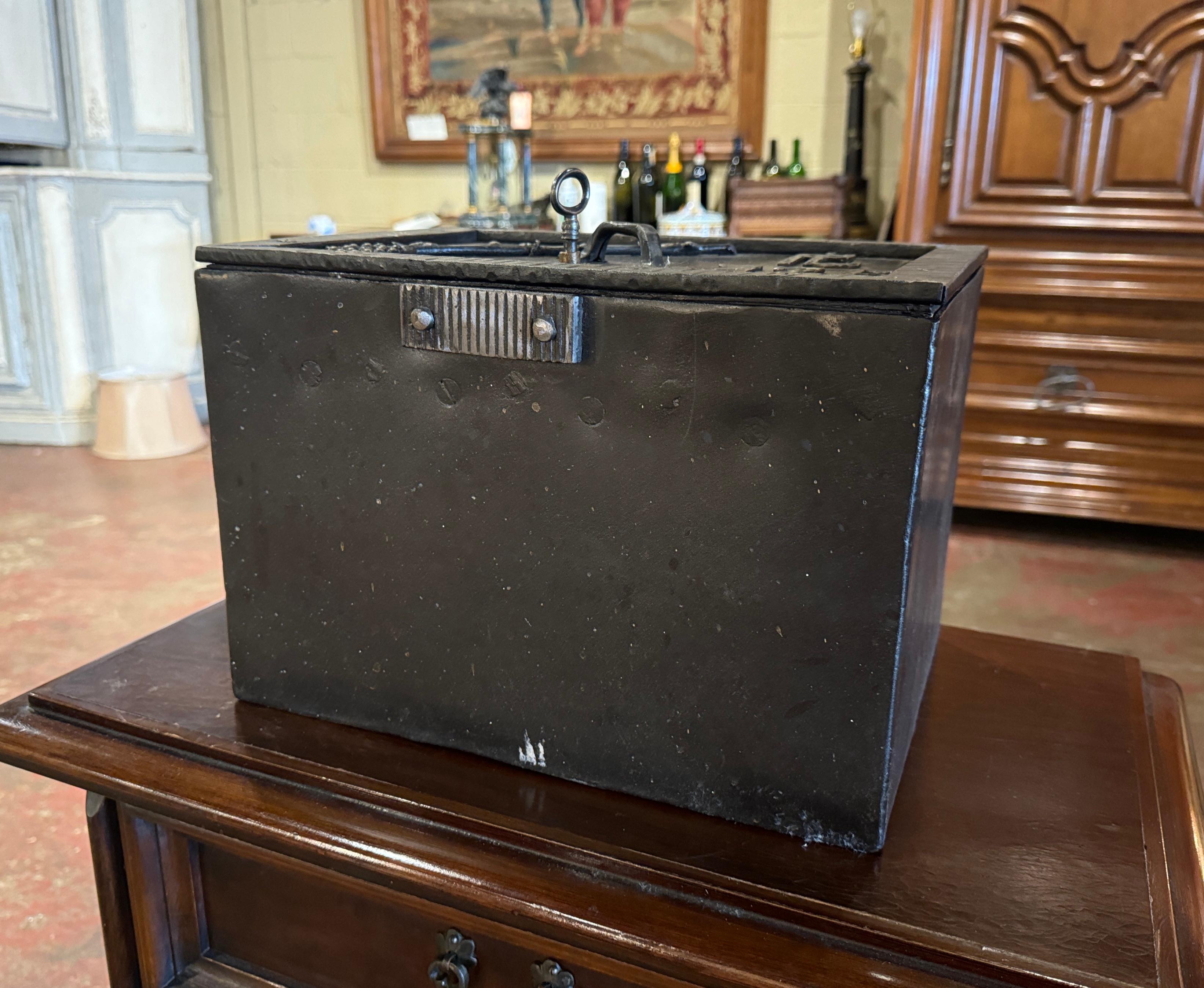 Tieni al sicuro i tuoi gioielli o i tuoi documenti importanti in questa piccola cassaforte antica proveniente dal Nord della Francia. Realizzata nel 1880 circa, la cassaforte da 52 libbre ha un'elegante finitura bicolore in nero e argento. La