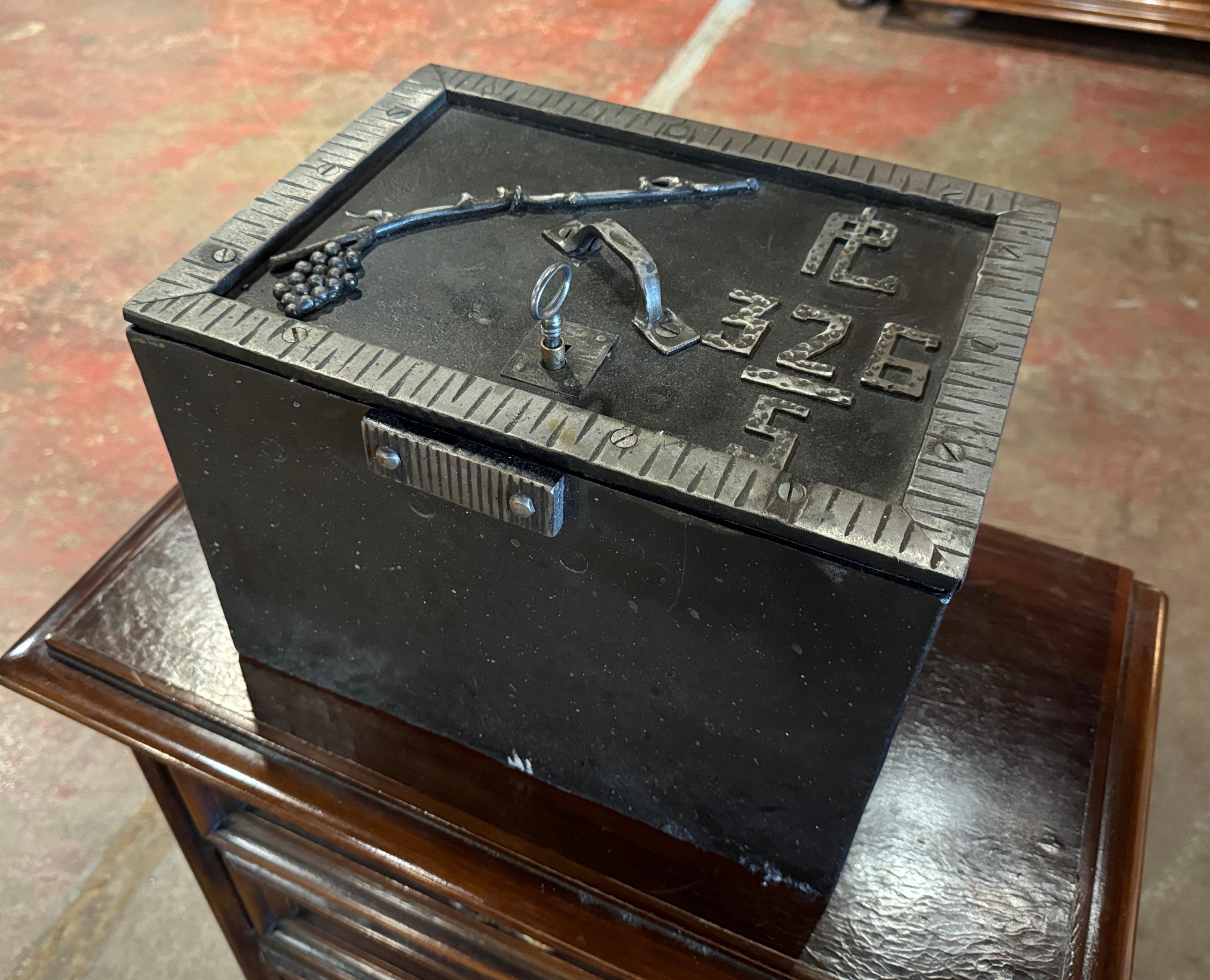 Gotico Cassaforte gotica francese del XIX secolo in ghisa nera e argento lucidato in vendita
