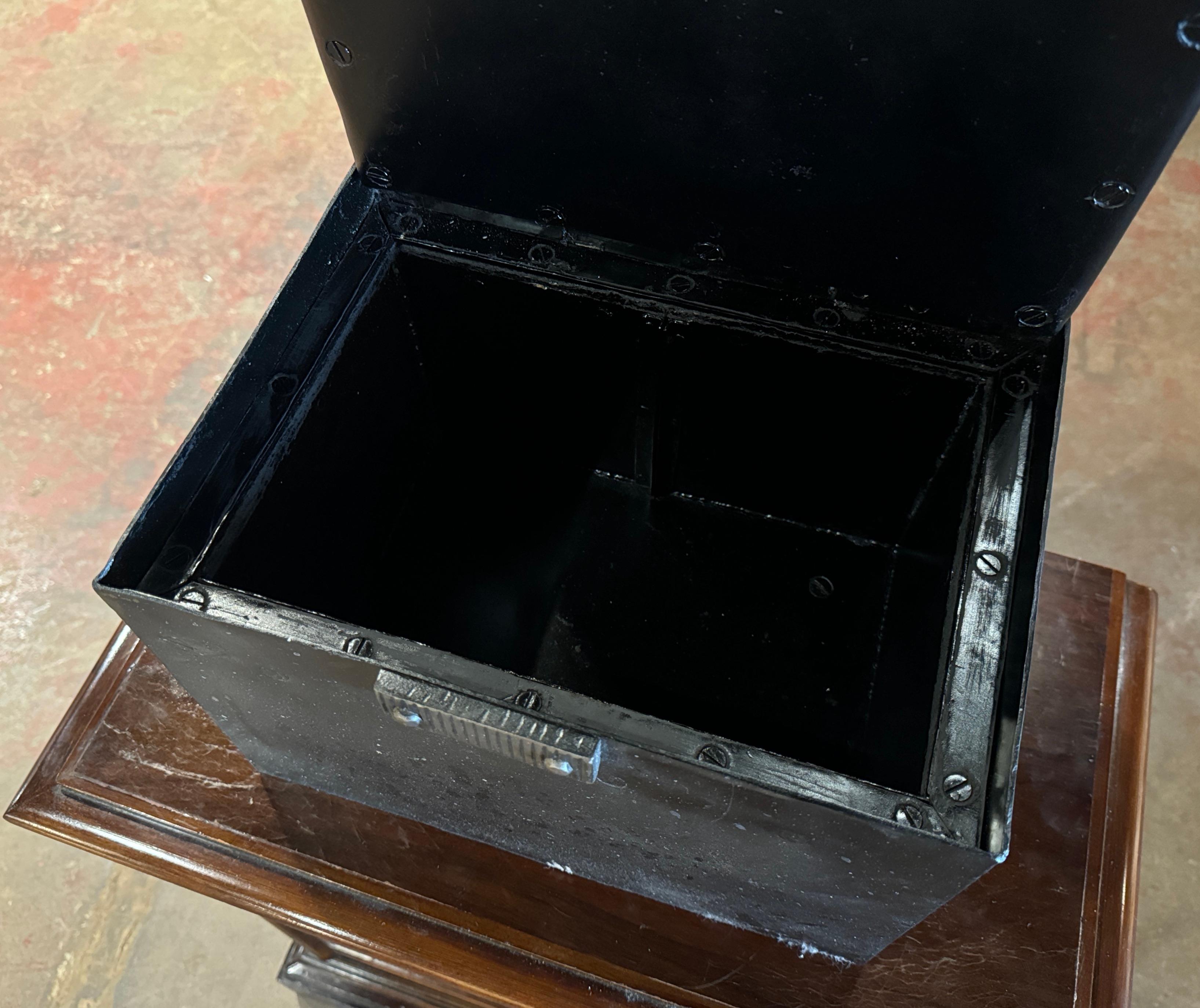 Fatto a mano Cassaforte gotica francese del XIX secolo in ghisa nera e argento lucidato in vendita