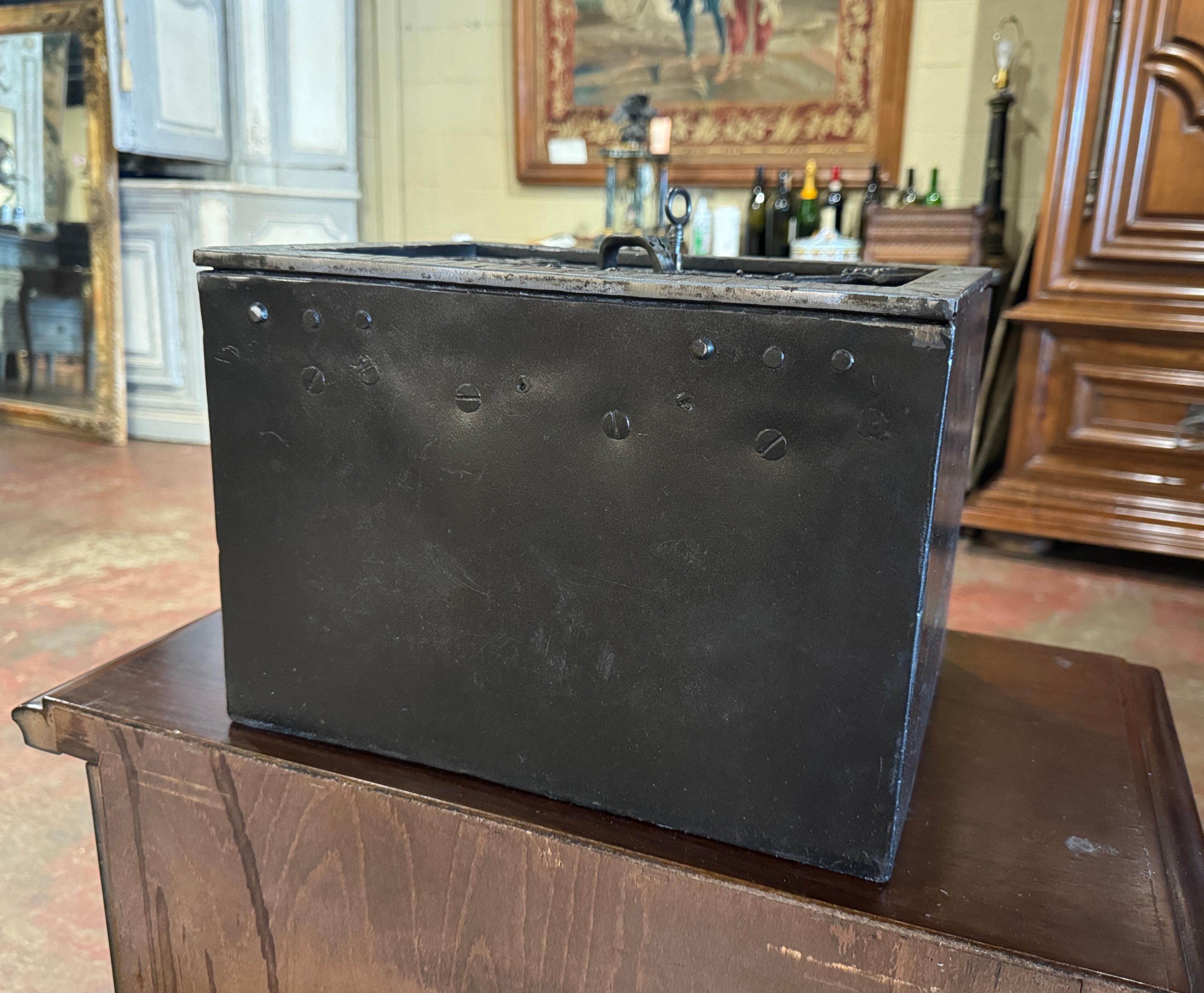 Cassaforte gotica francese del XIX secolo in ghisa nera e argento lucidato In condizioni ottime in vendita a Dallas, TX