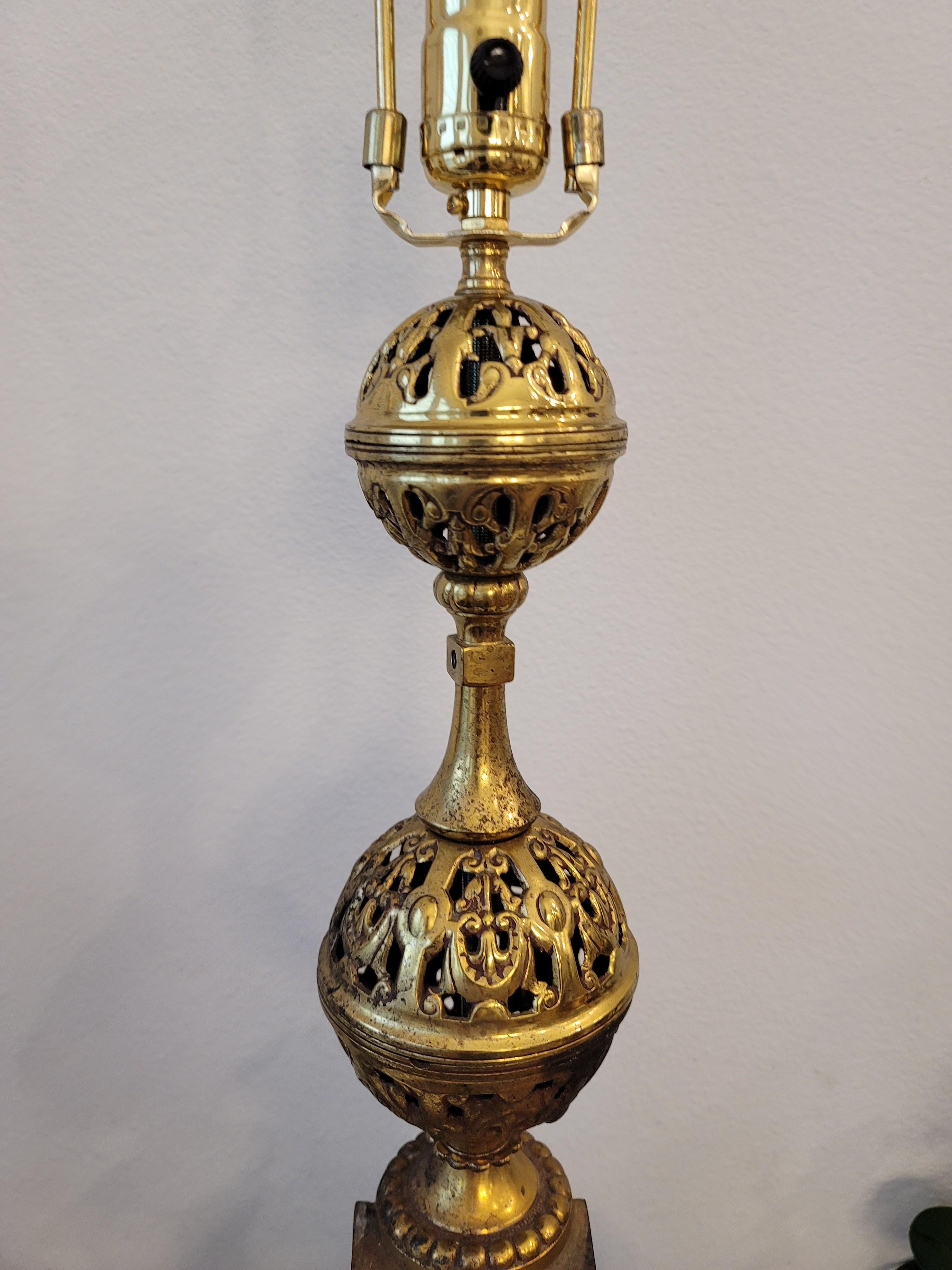 Paire de chandeliers de style Revive gothique français du 19e siècle, montés en lampe de table  en vente 2