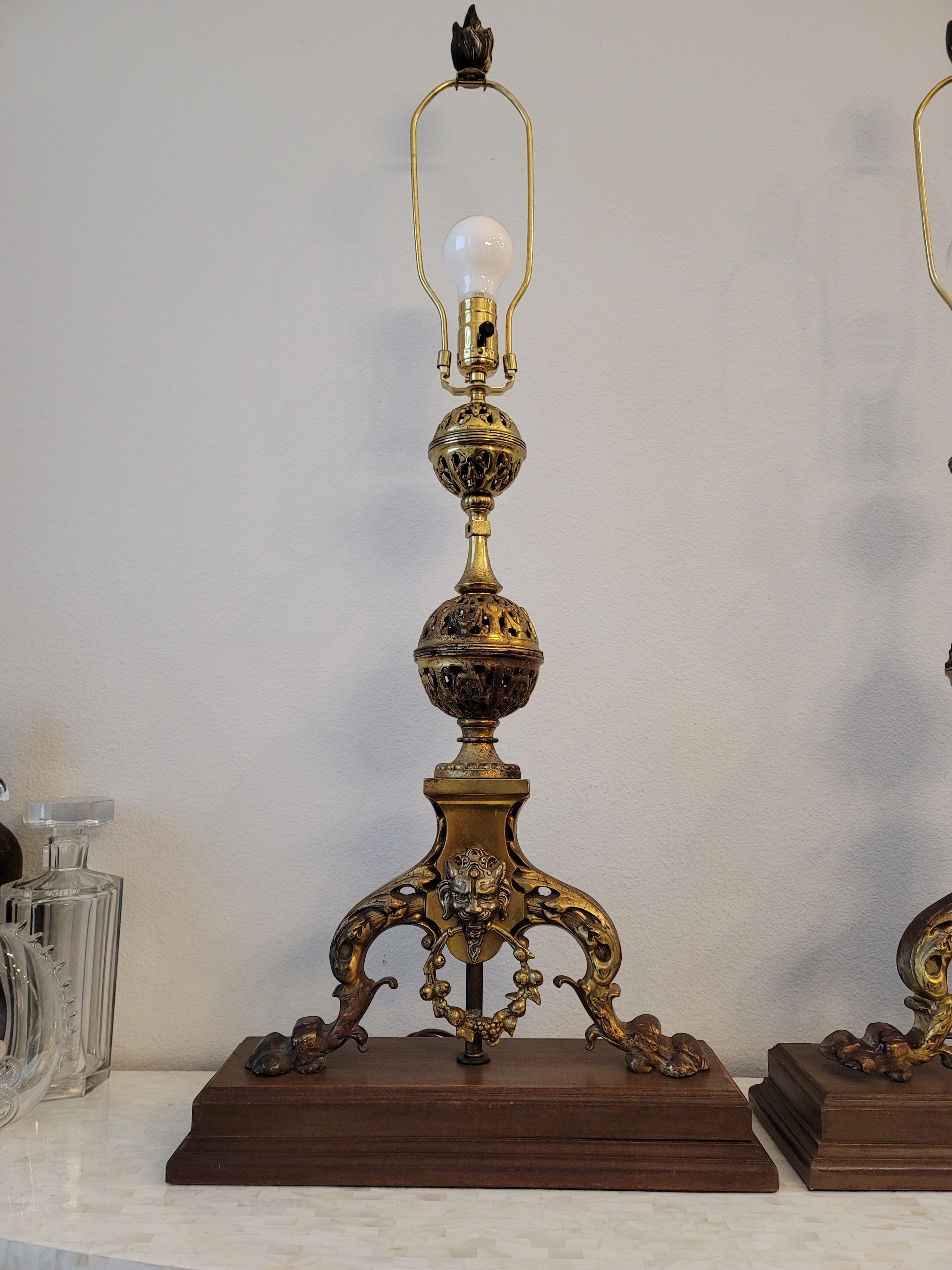 Feuerböcke im französischen Gotik-Stil des 19. Jahrhunderts als Tischlampen montiert - Ein Paar  im Angebot 6