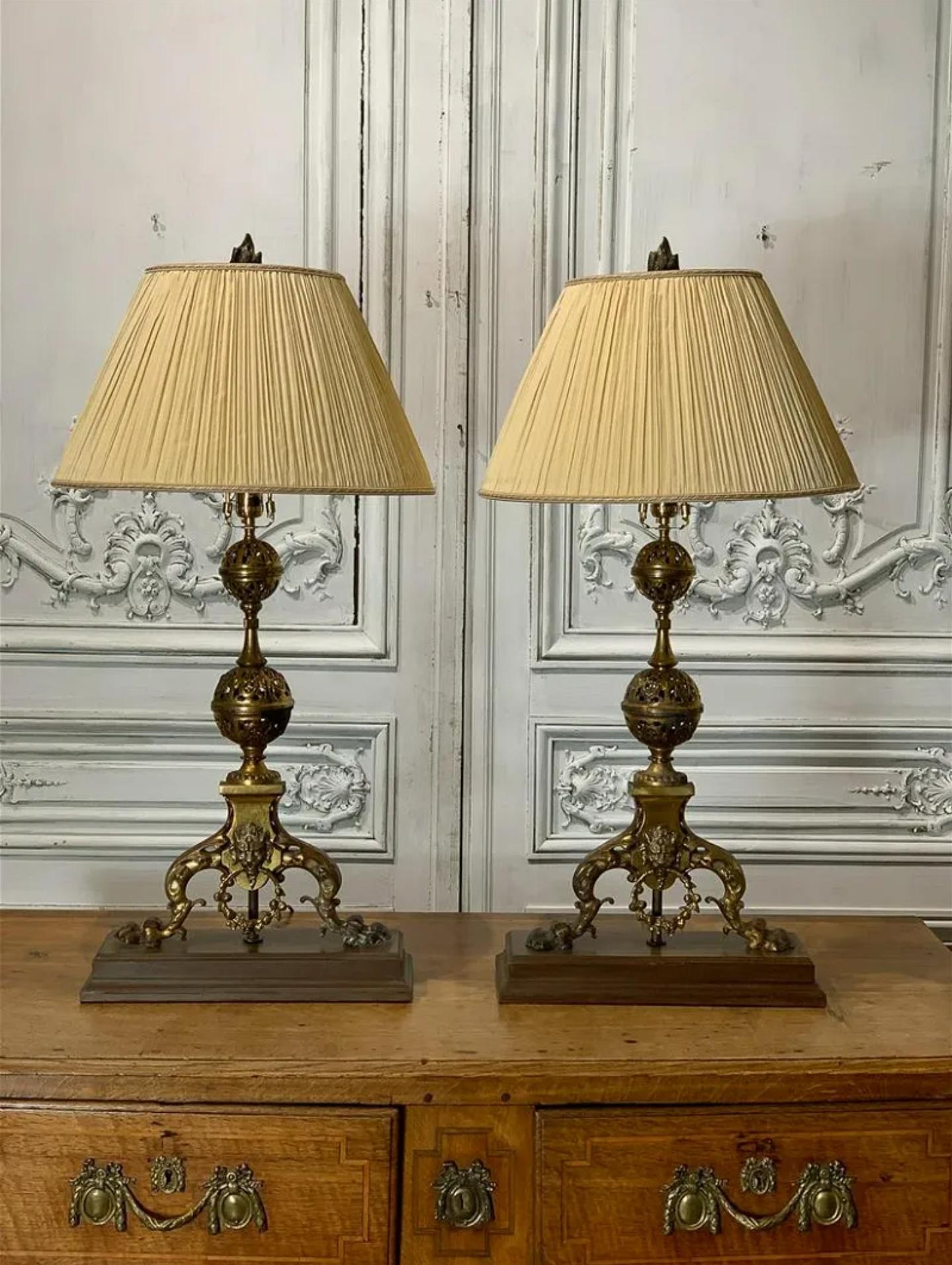 Paire de chandeliers de style Revive gothique français du 19e siècle, montés en lampe de table  en vente 7