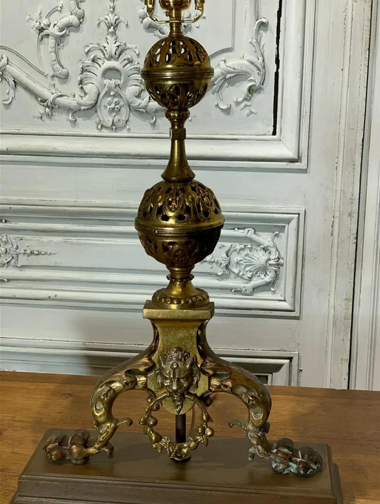 Paire de chandeliers de style Revive gothique français du 19e siècle, montés en lampe de table  en vente 12