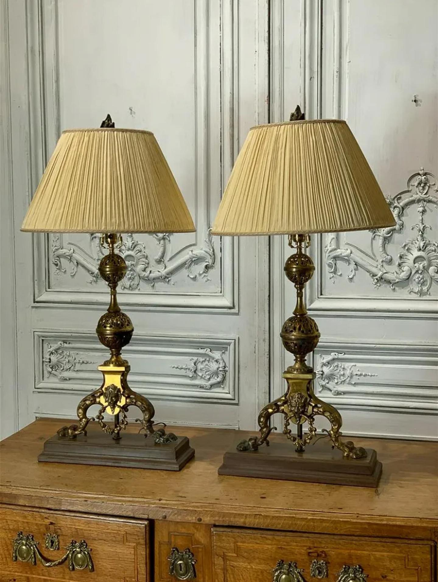 Néo-gothique Paire de chandeliers de style Revive gothique français du 19e siècle, montés en lampe de table  en vente