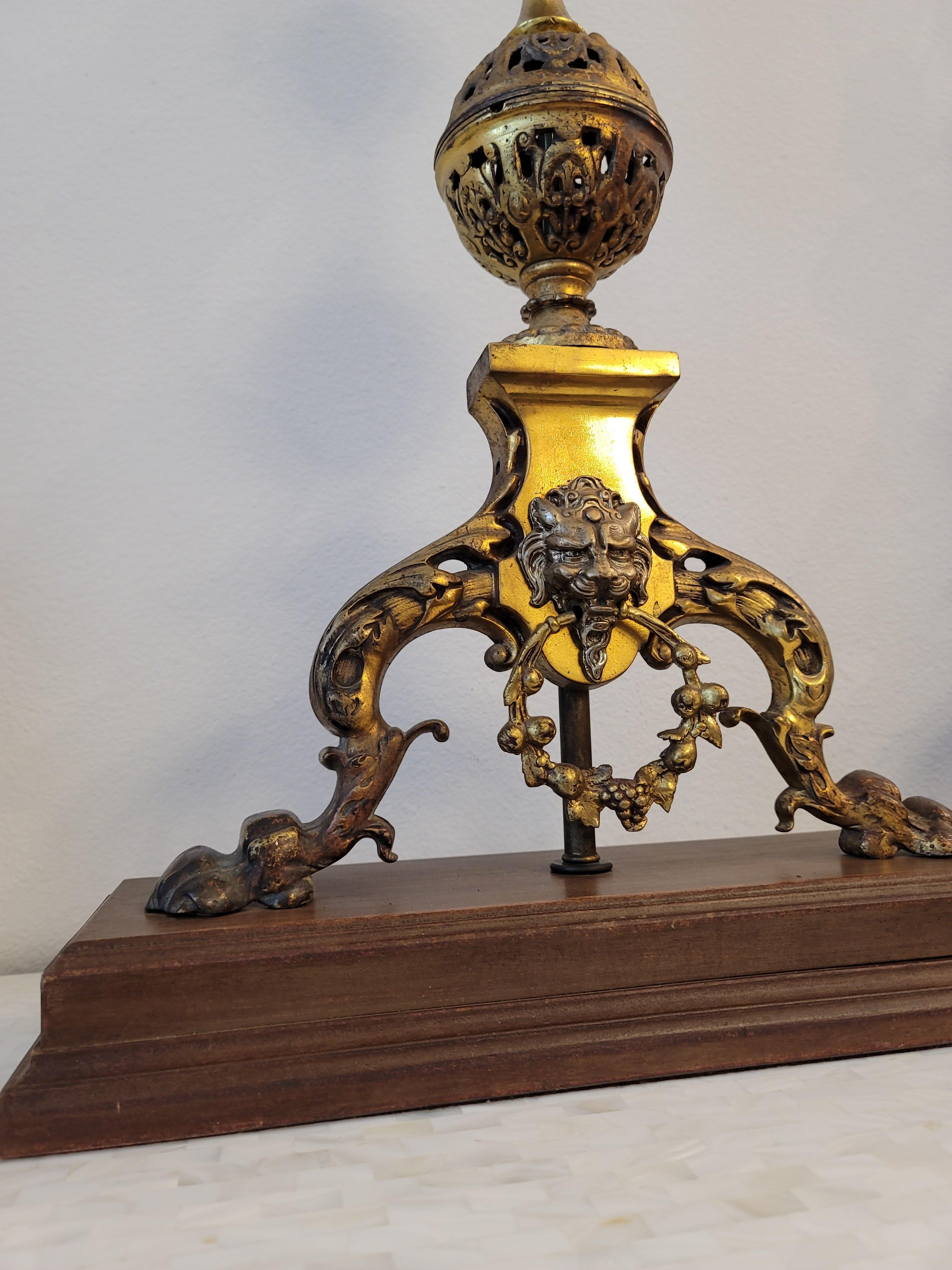 Français Paire de chandeliers de style Revive gothique français du 19e siècle, montés en lampe de table  en vente