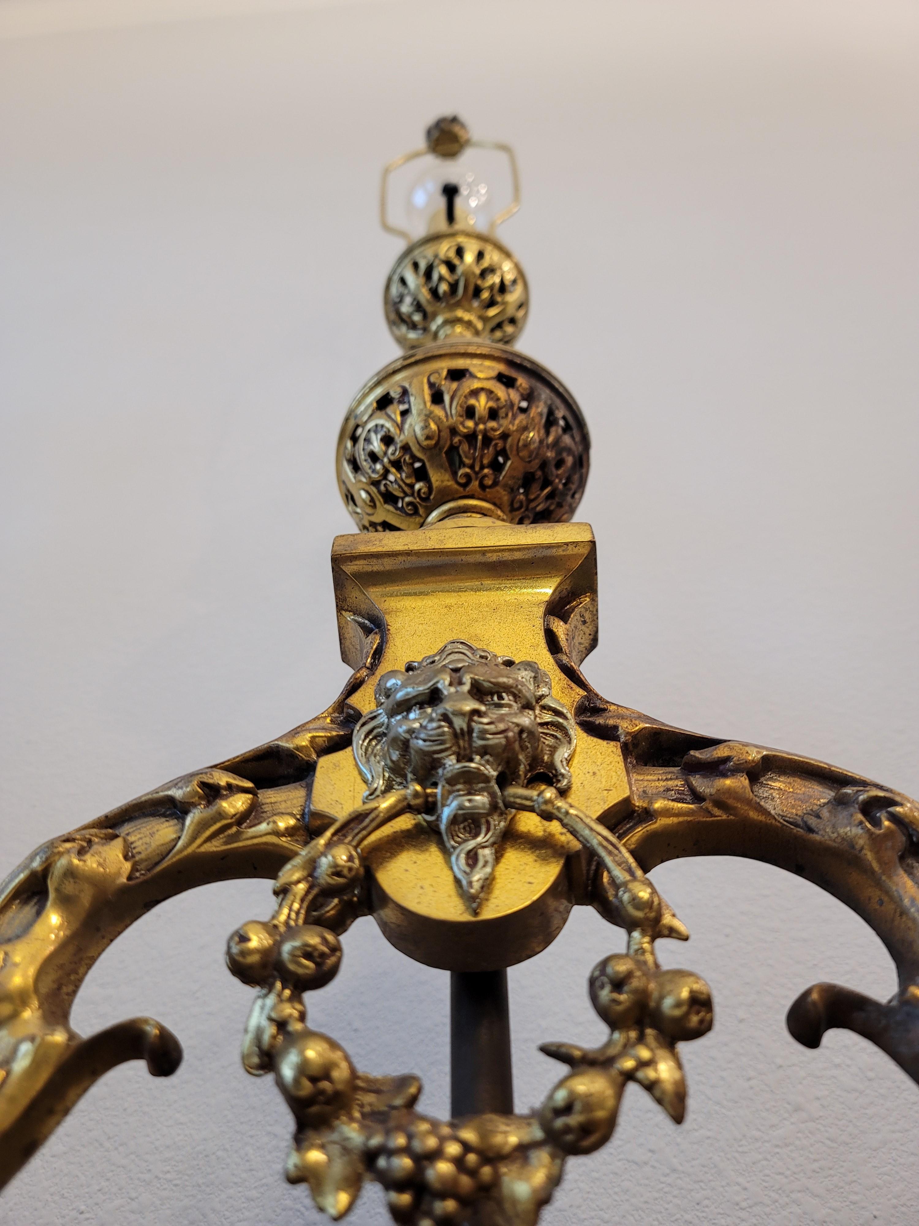 Feuerböcke im französischen Gotik-Stil des 19. Jahrhunderts als Tischlampen montiert - Ein Paar  (Messing) im Angebot