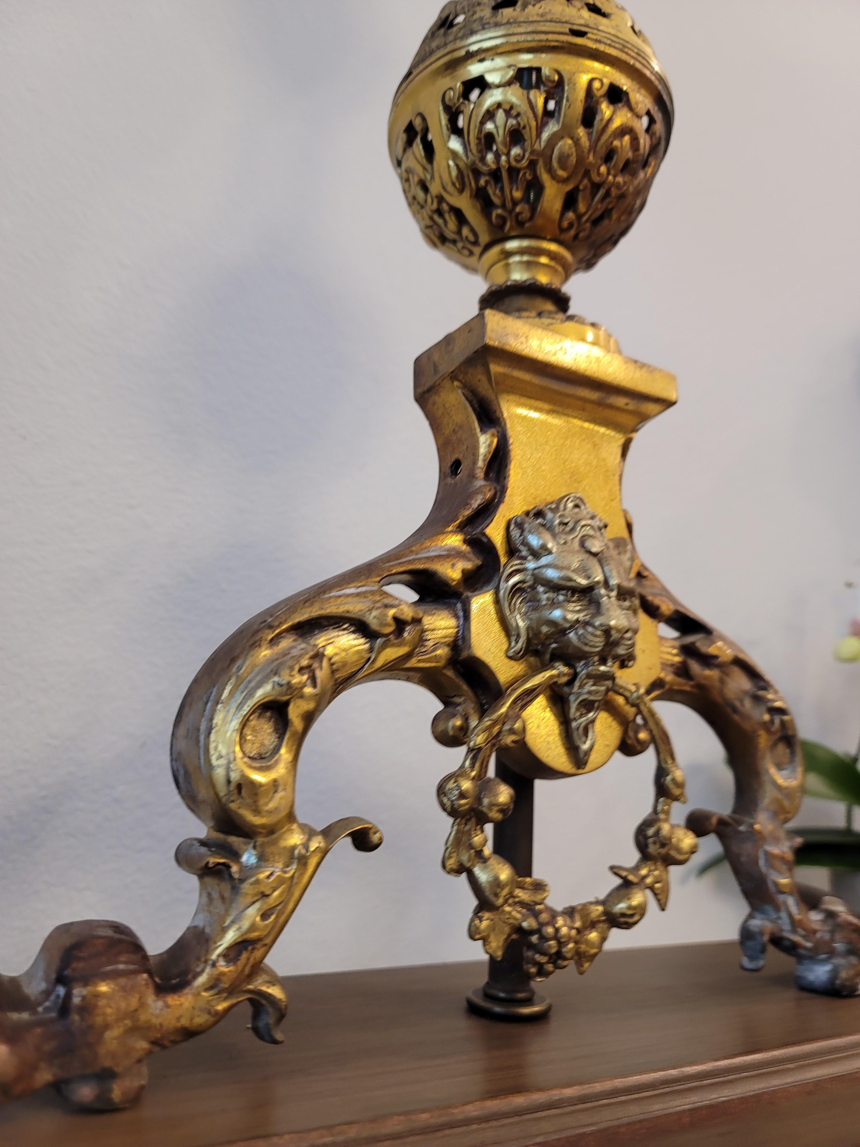 Laiton Paire de chandeliers de style Revive gothique français du 19e siècle, montés en lampe de table  en vente