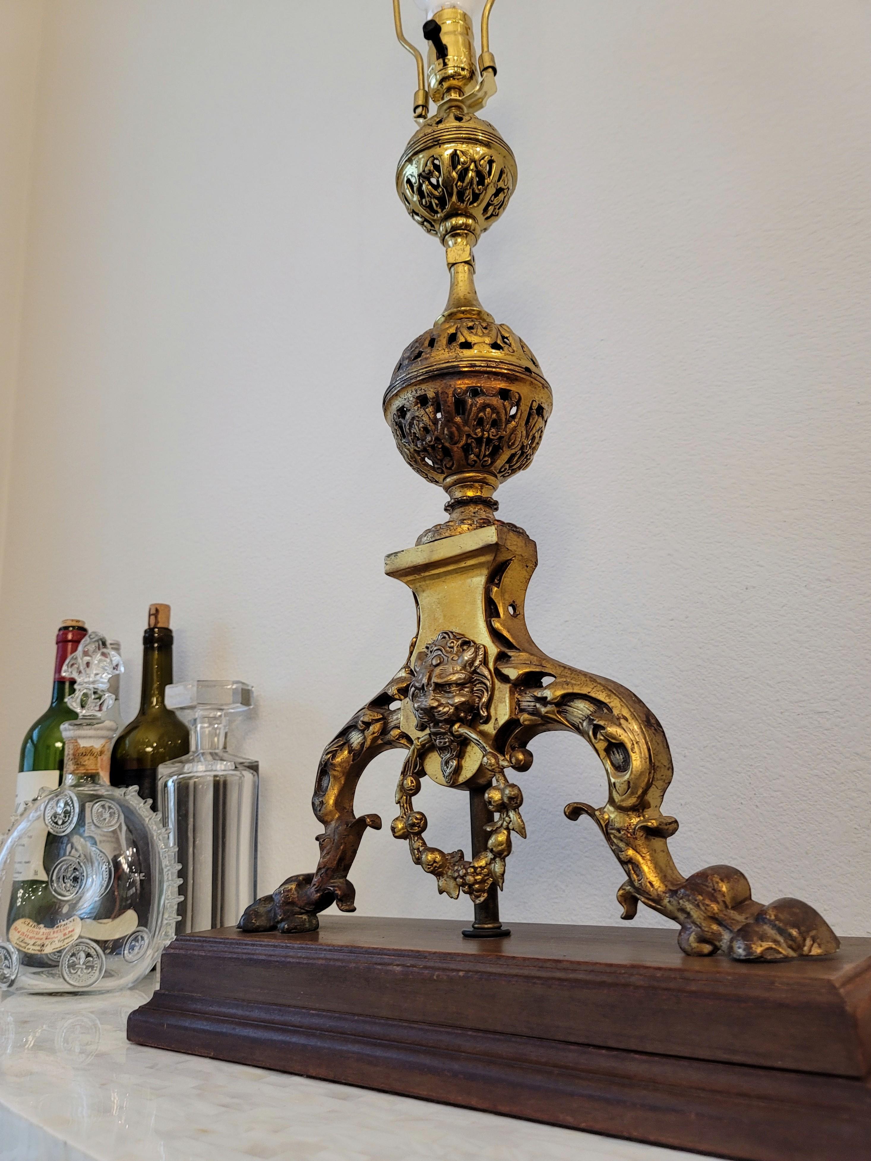 Paire de chandeliers de style Revive gothique français du 19e siècle, montés en lampe de table  en vente 1