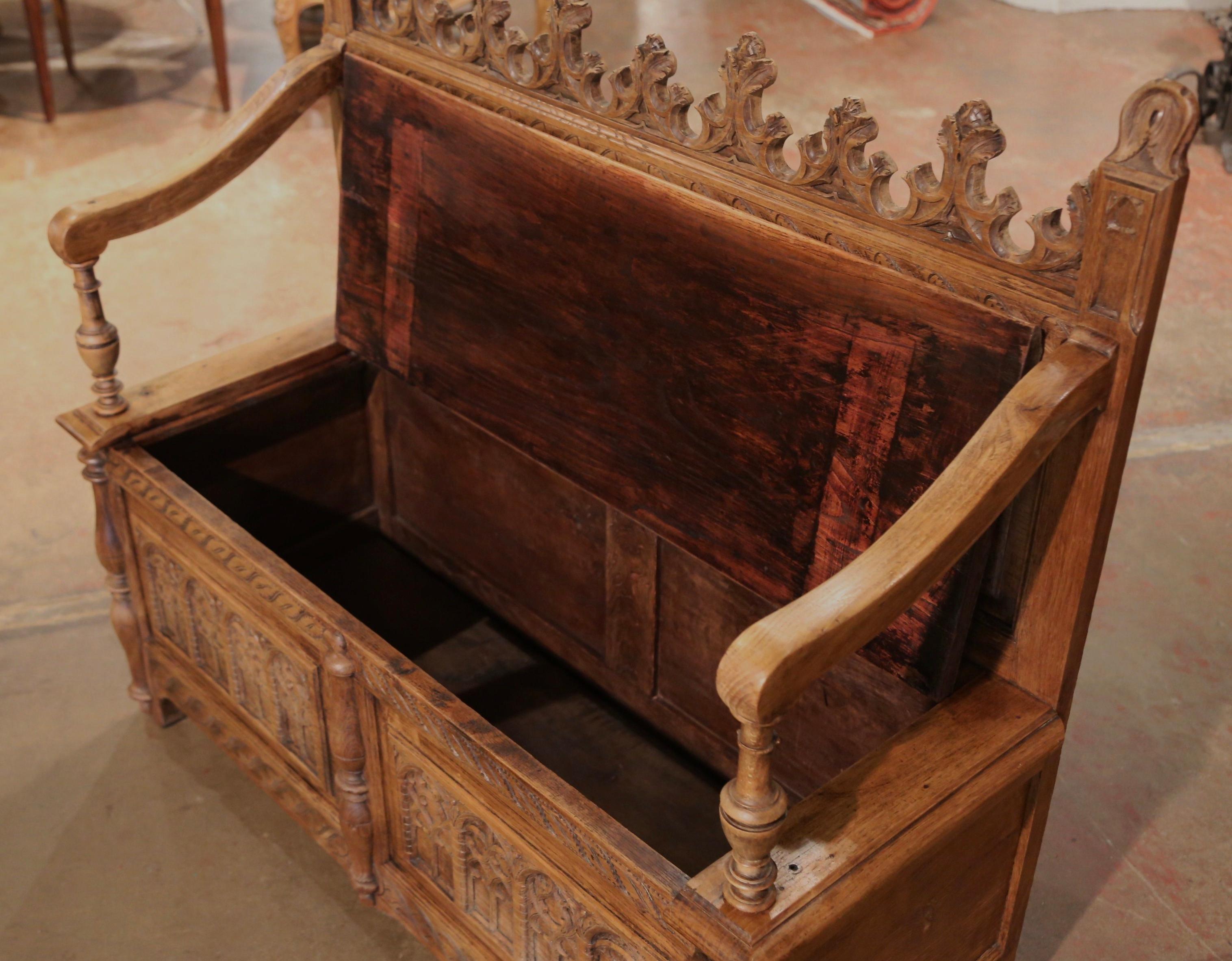 Geschnitzte Flurbank aus gebleichter Eiche im französischen Gotik-Stil des 19. Jahrhunderts mit Trapdoor im Angebot 1