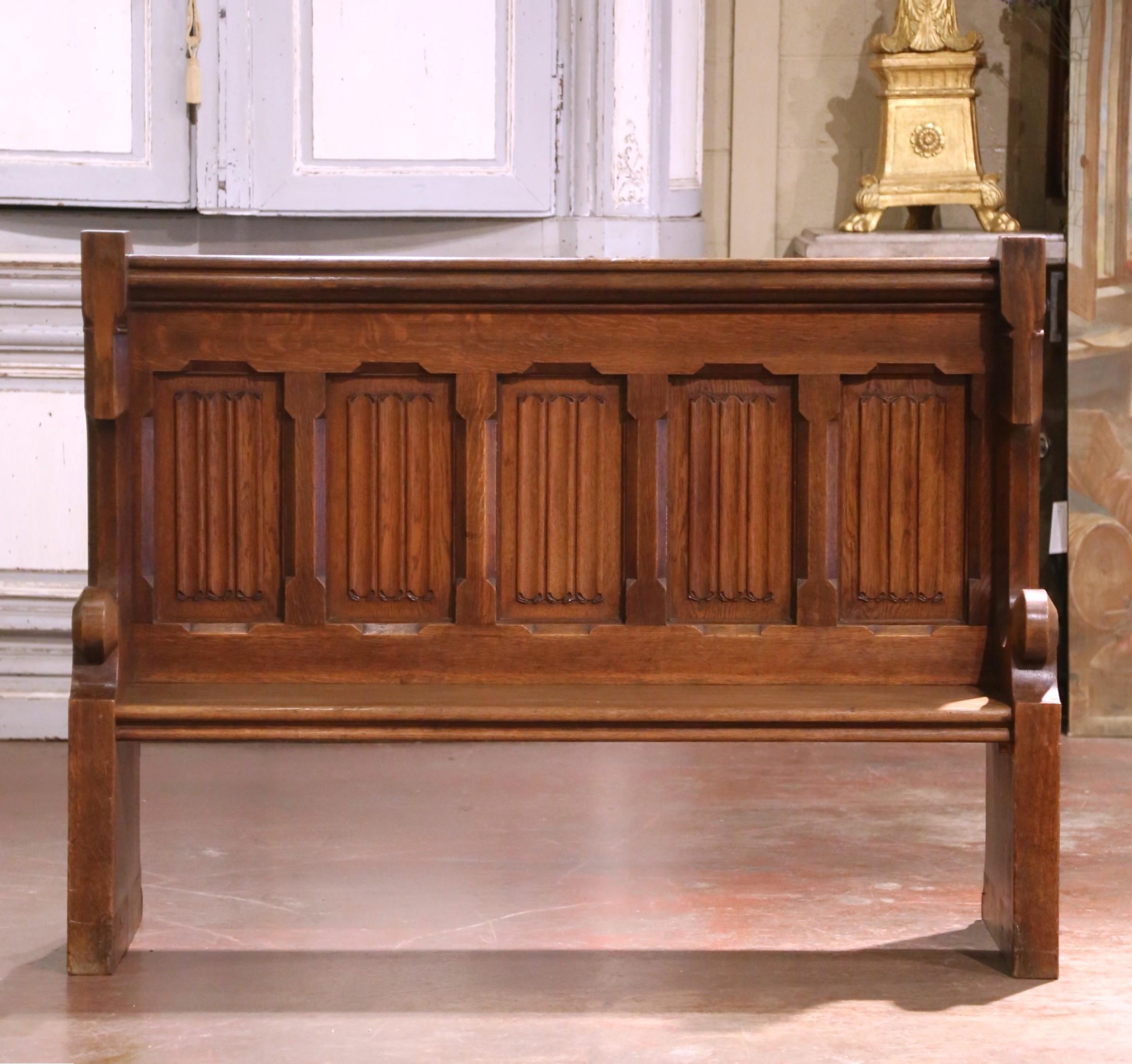 Ce banc d'église antique confère un charme ecclésiastique et un caractère architectural à une entrée, un couloir ou une salle à manger. Fabriqué en France en chêne massif vers 1880, ce banc présente un haut dossier à panneaux, orné de panneaux