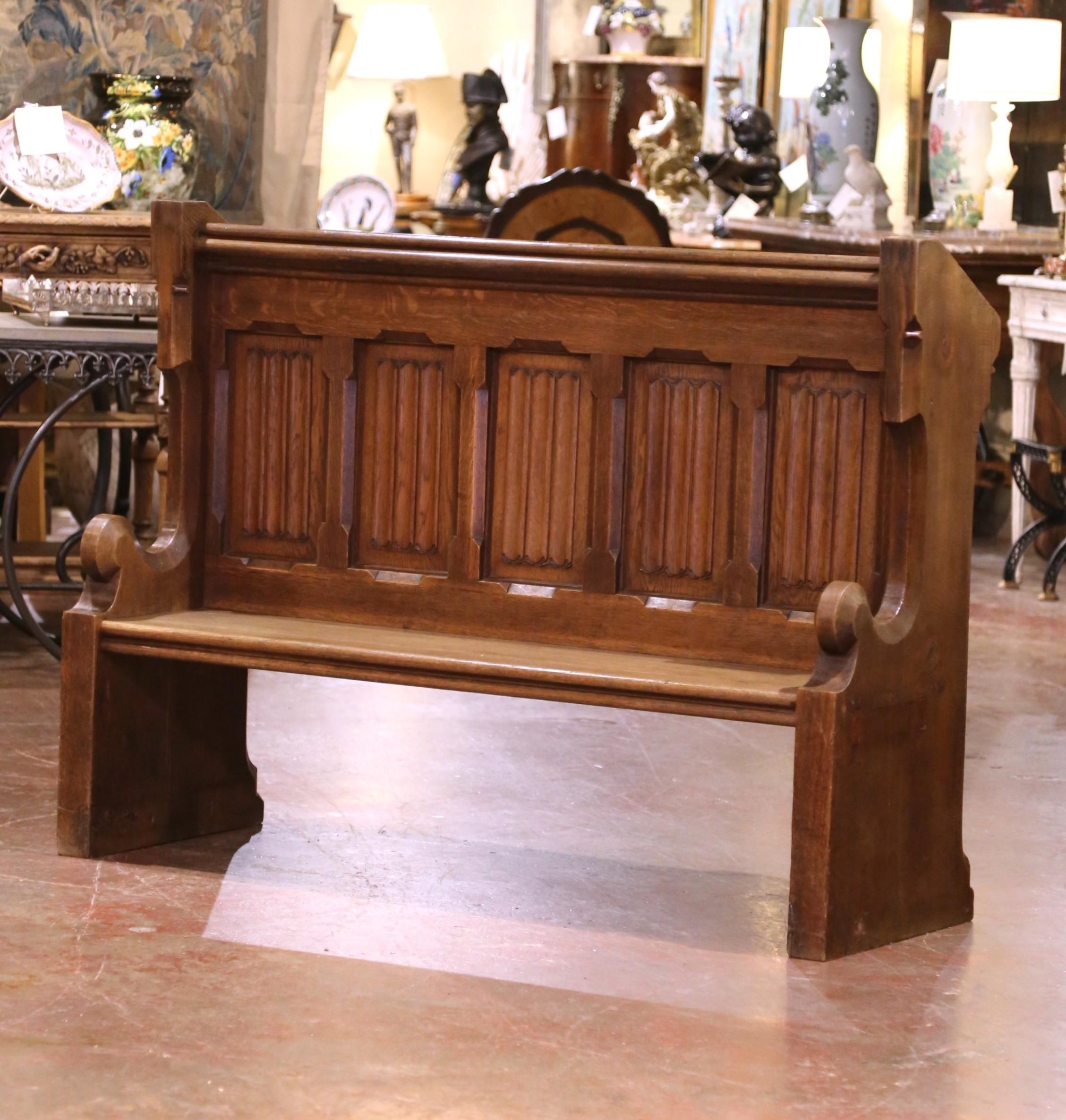 Sculpté à la main Banc d'église en chêne sculpté de style néo-gothique français du 19e siècle en vente